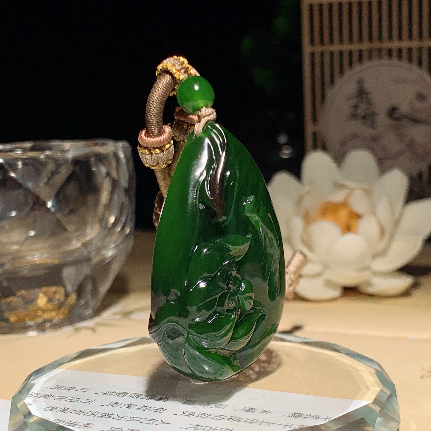 和田玉红皮料阳绿俄罗斯碧玉连年有余挂件。尺寸44/27/11重25克 玉质细腻油润。手推出油。佩戴高