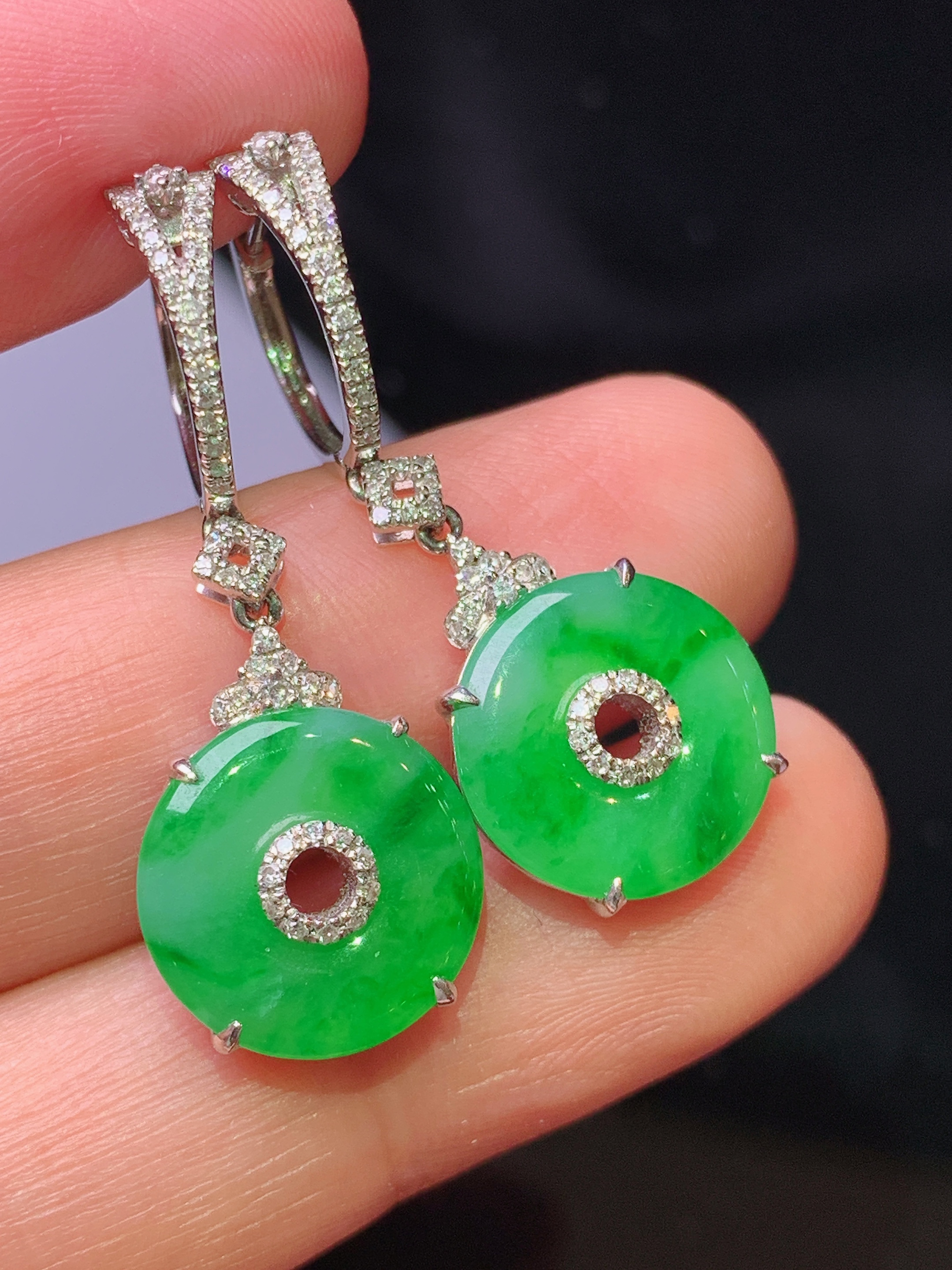 18k金钻镶嵌翠绿平安扣耳坠 玉质细腻 色泽艳丽清新 水润亮眼 整体尺寸30.5*12.2*4.3z1