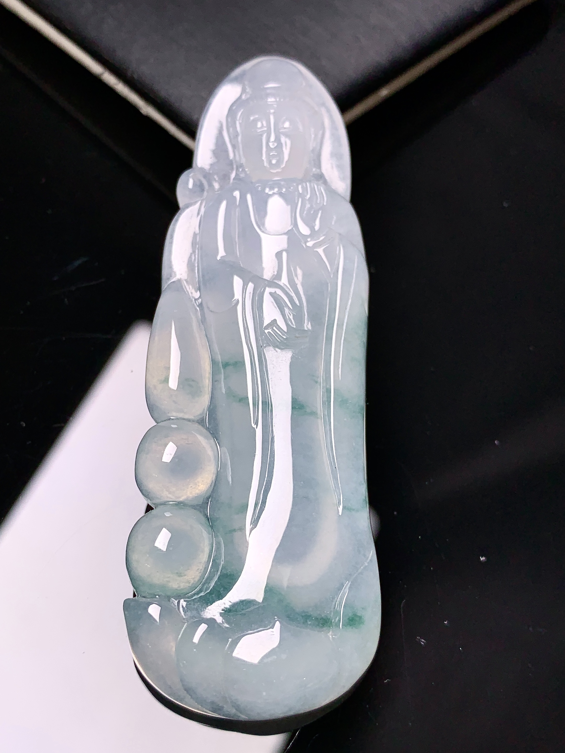 飘绿观音菩萨吊坠 玉质细腻 色泽艳丽清新 水润亮眼 整体尺寸68*23*6.8f4