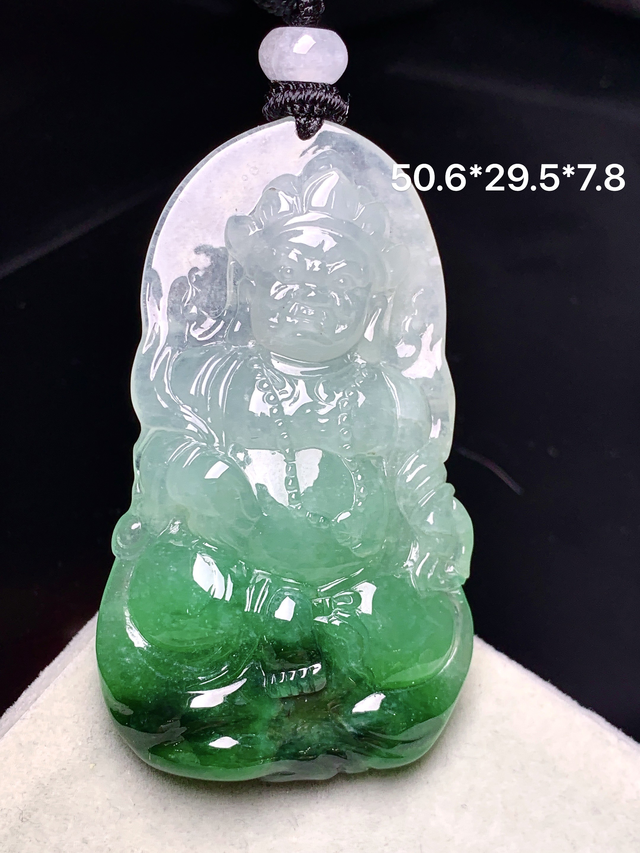 飘绿不动明王吊坠 玉质细腻 色泽艳丽清新 水润亮眼 整体尺寸50.6*29.5*7.8w1