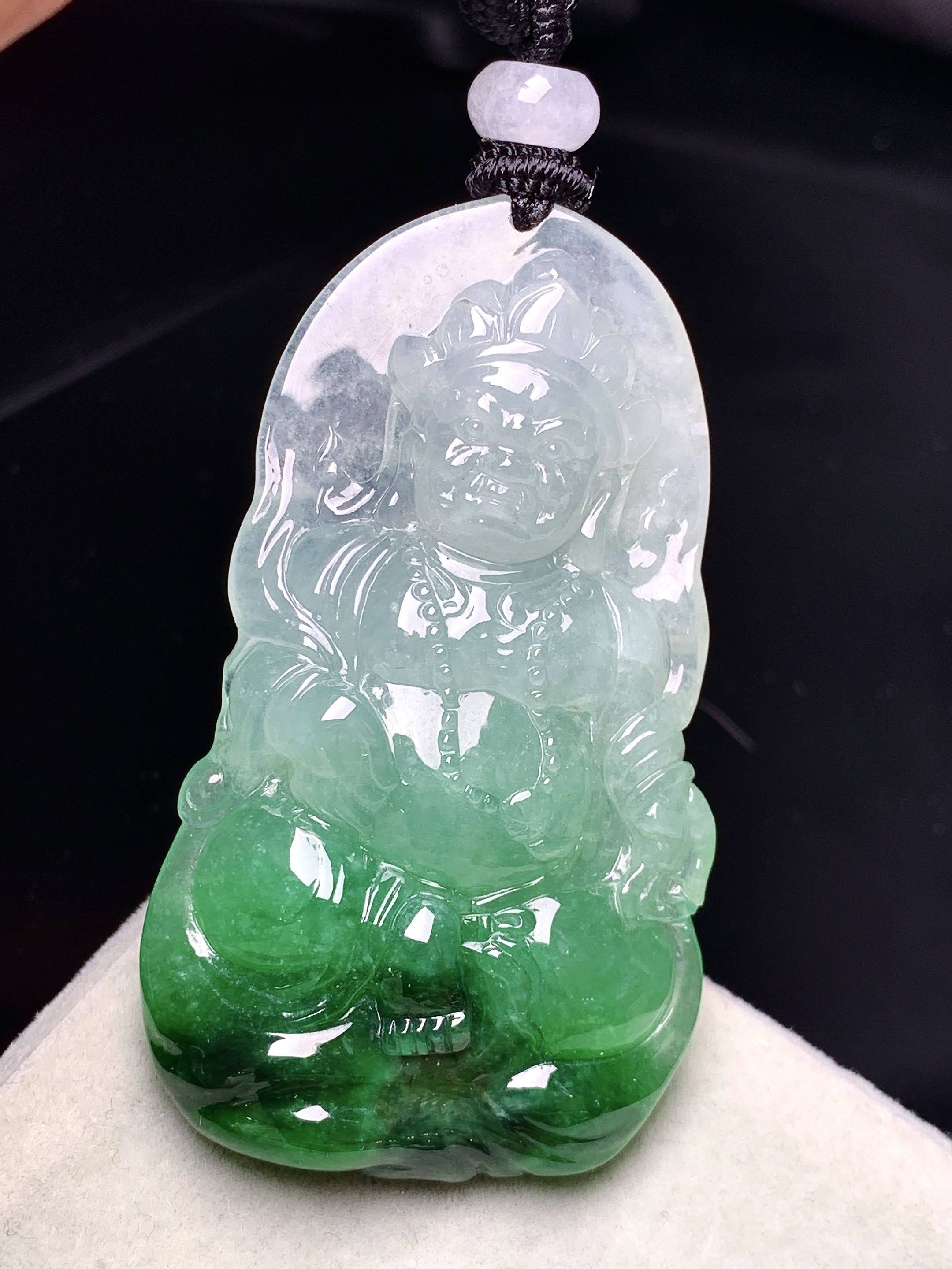 飘绿不动明王吊坠 玉质细腻 色泽艳丽清新 水润亮眼 整体尺寸50.6*29.5*7.8w1
