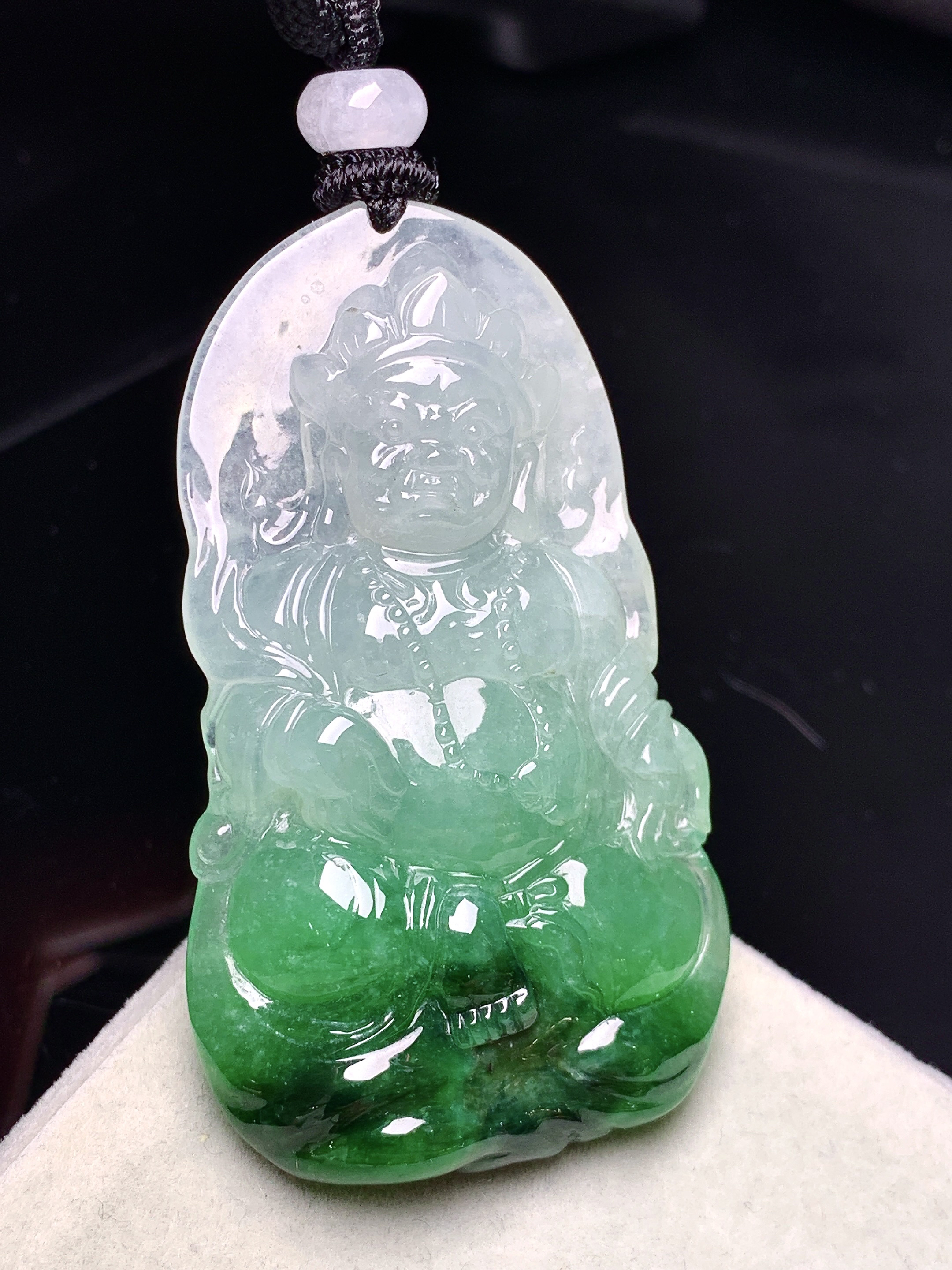 飘绿不动明王吊坠 玉质细腻 色泽艳丽清新 水润亮眼 整体尺寸50.6*29.5*7.8w1