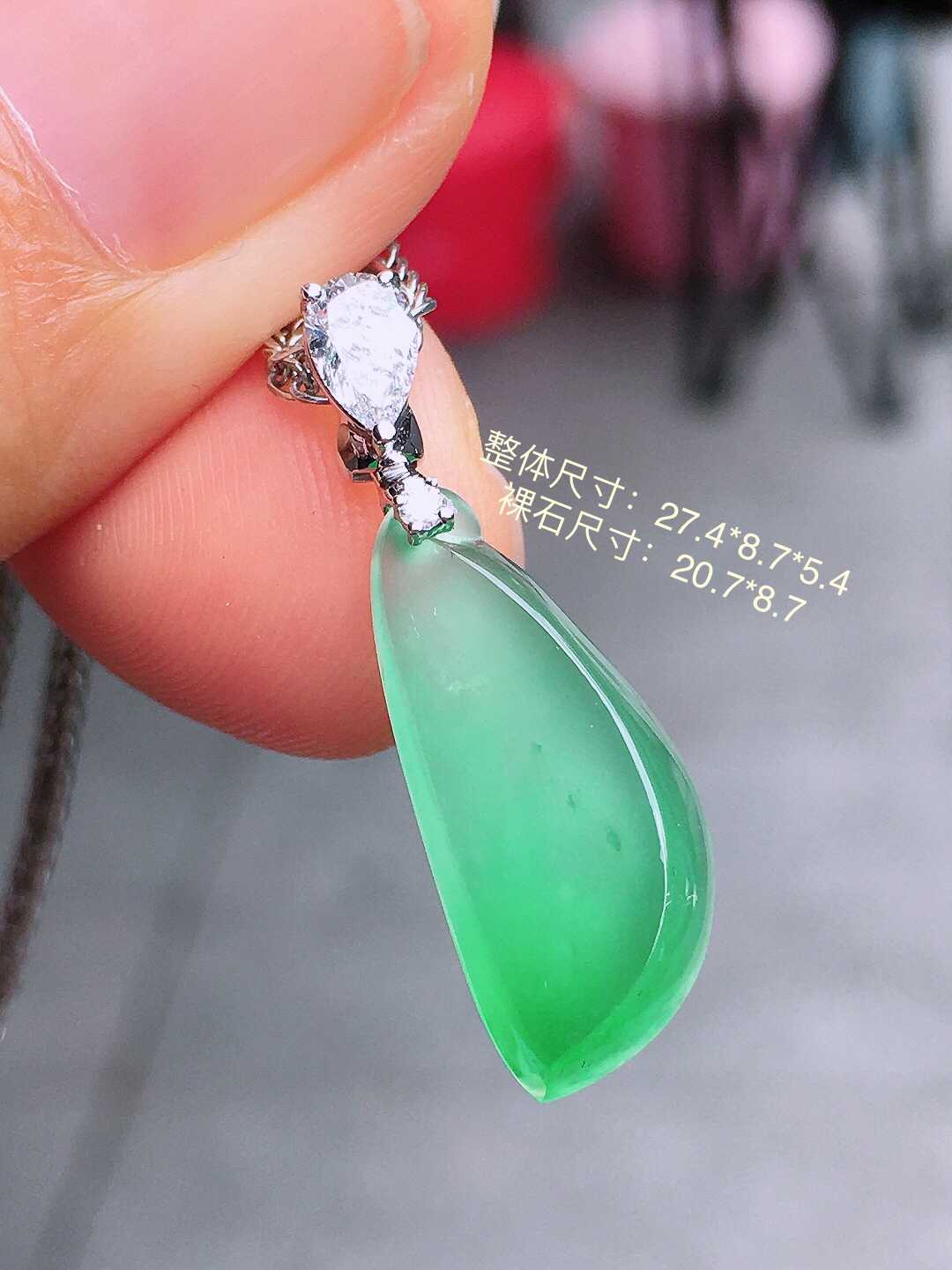 冰绿福瓜吊坠，色泽均匀艳丽，玉质细腻，荧光感超
强，饱满圆润，尽显优雅气质，18k
金豪华镶嵌