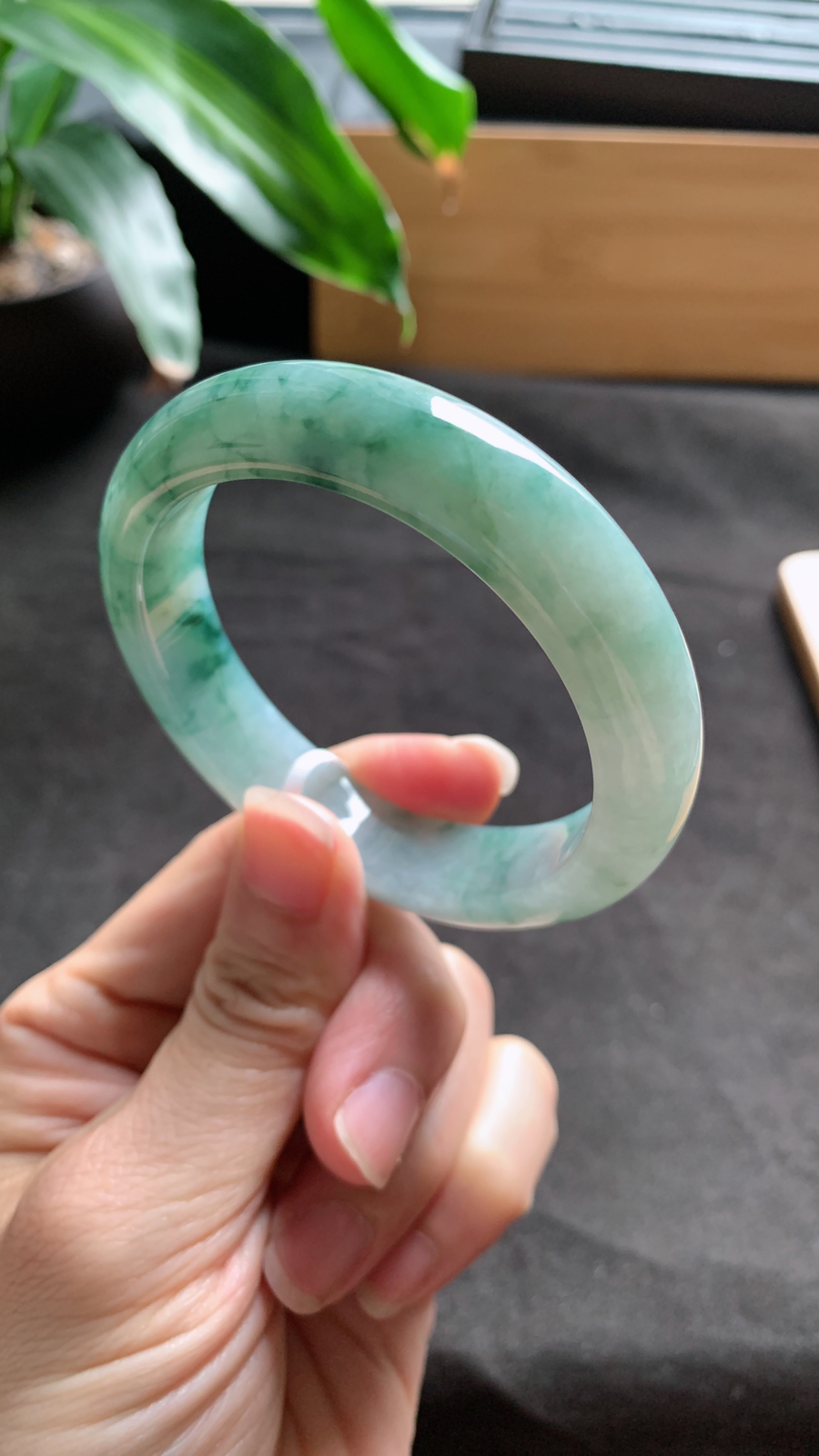 55 圈口 天然A货翡翠飘花手镯 版型宽厚