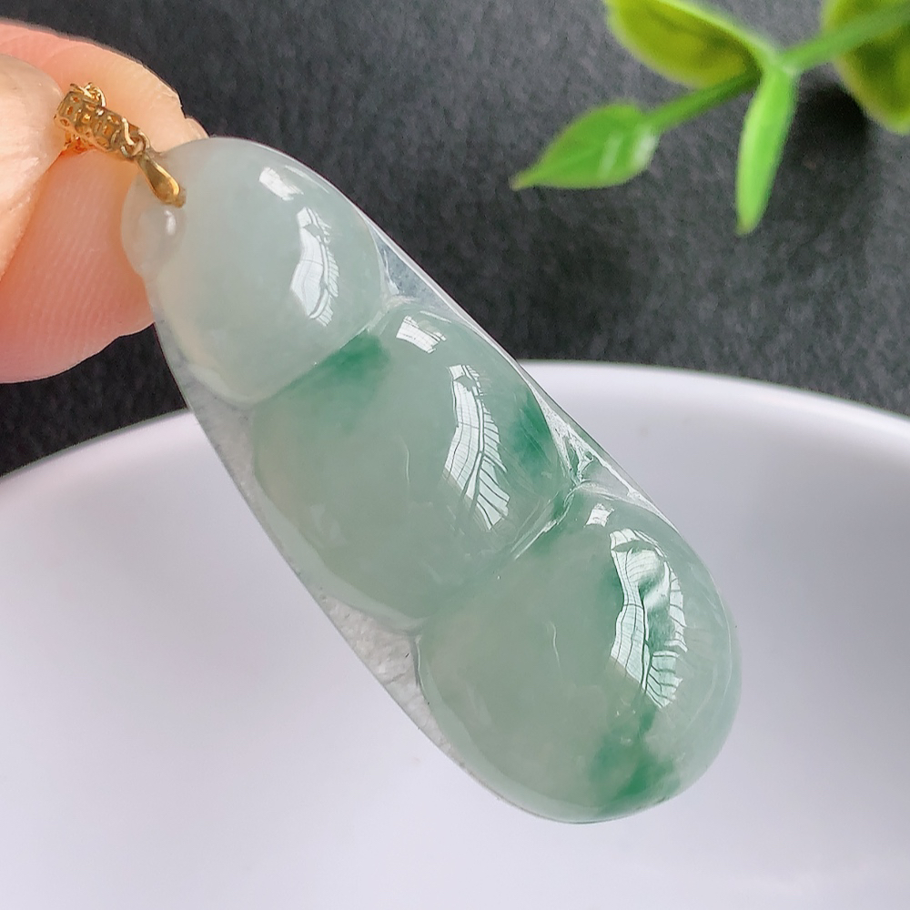 18k金扣冰润飘花福豆翡翠挂件，老种飘花  冰清玉洁  胶感十足  寓意“四季平安，福气满满”颜色鲜艳，清新自然，饱满通透   W415.2  尺寸：36.5-14.5-5.8mm