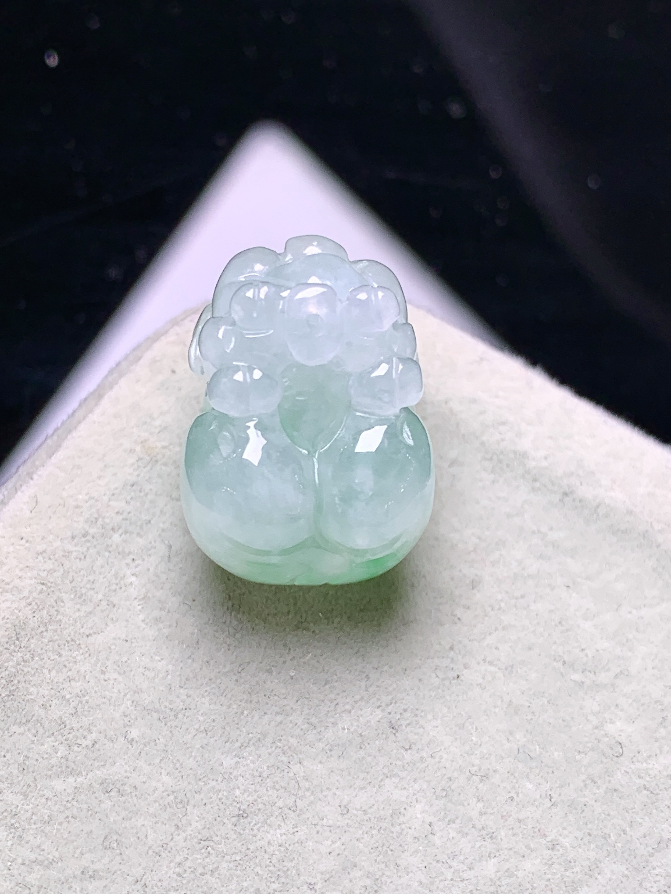 飘绿生肖猪吊坠 玉质细腻 色泽艳丽清新 水润亮眼 整体尺寸17.5*12*10.8a5