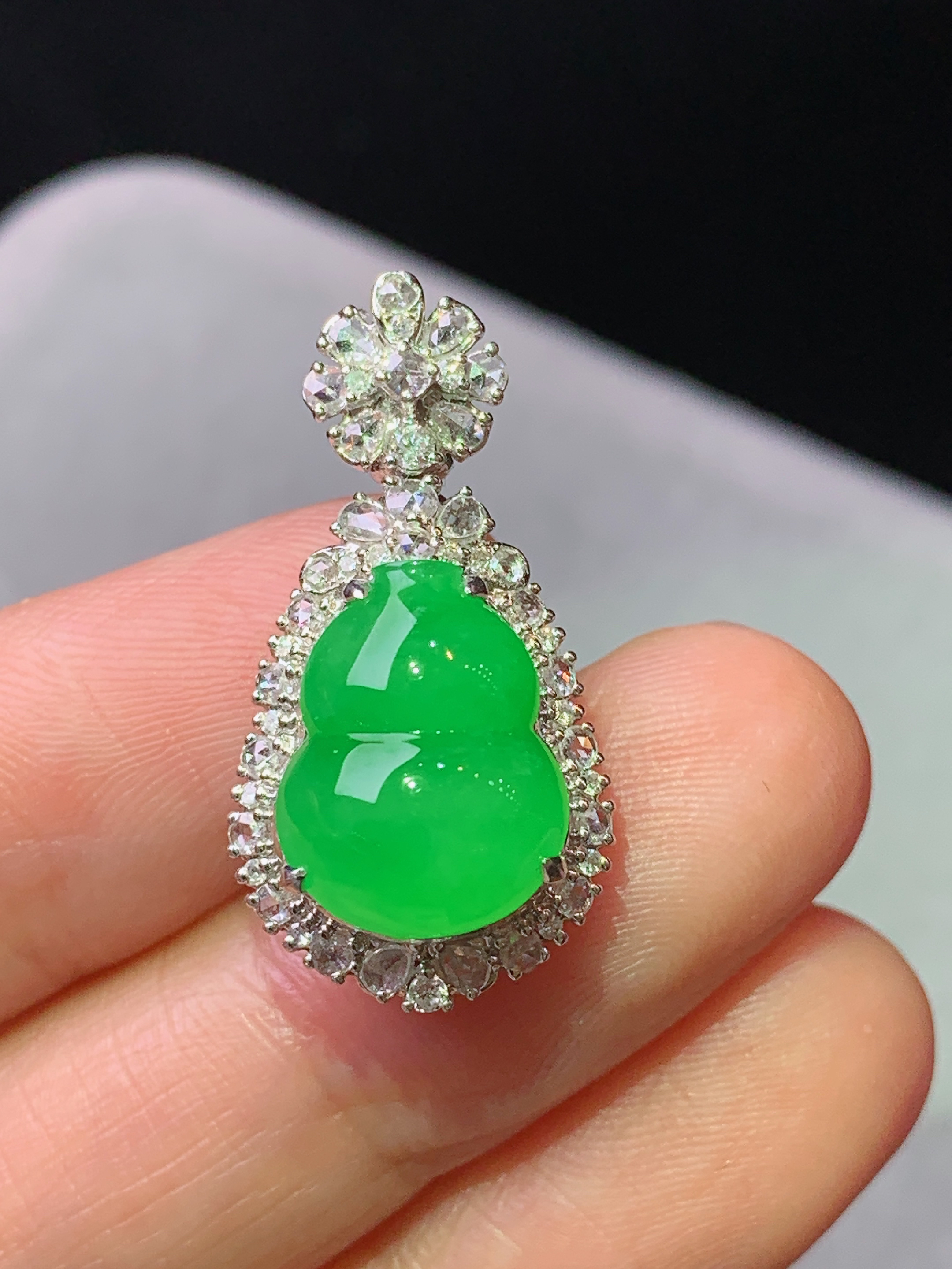 18k金钻镶嵌阳绿葫芦吊坠 玉质细腻 色泽艳丽清新 水润亮眼 整体尺寸27*14*11.5 h2