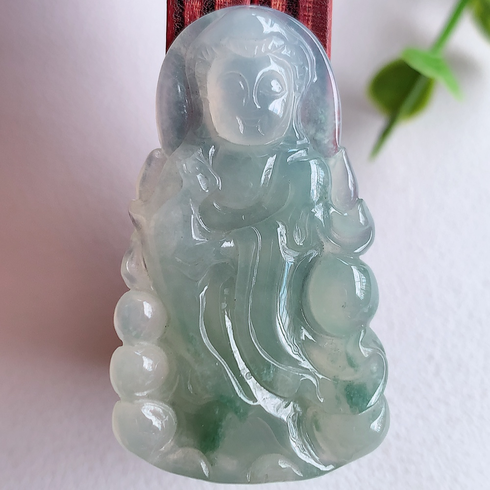 冰润精雕飘花观音吊坠，法相端庄大气，工艺精湛，种色浓郁，细腻饱满冰润，种老水足，收藏佳品，佩戴大气  W03.2   尺寸：39.5-23-4.8mm