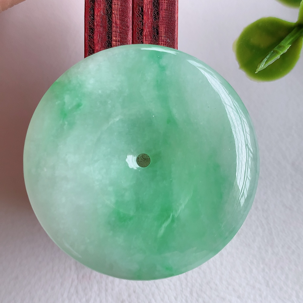 冰润飘绿平安扣吊坠，厚装饱满，冰润剔透，细腻水足，种质润泽，飘花灵动，佩戴优雅大气，W415.2   尺寸：33.2-4.8mm