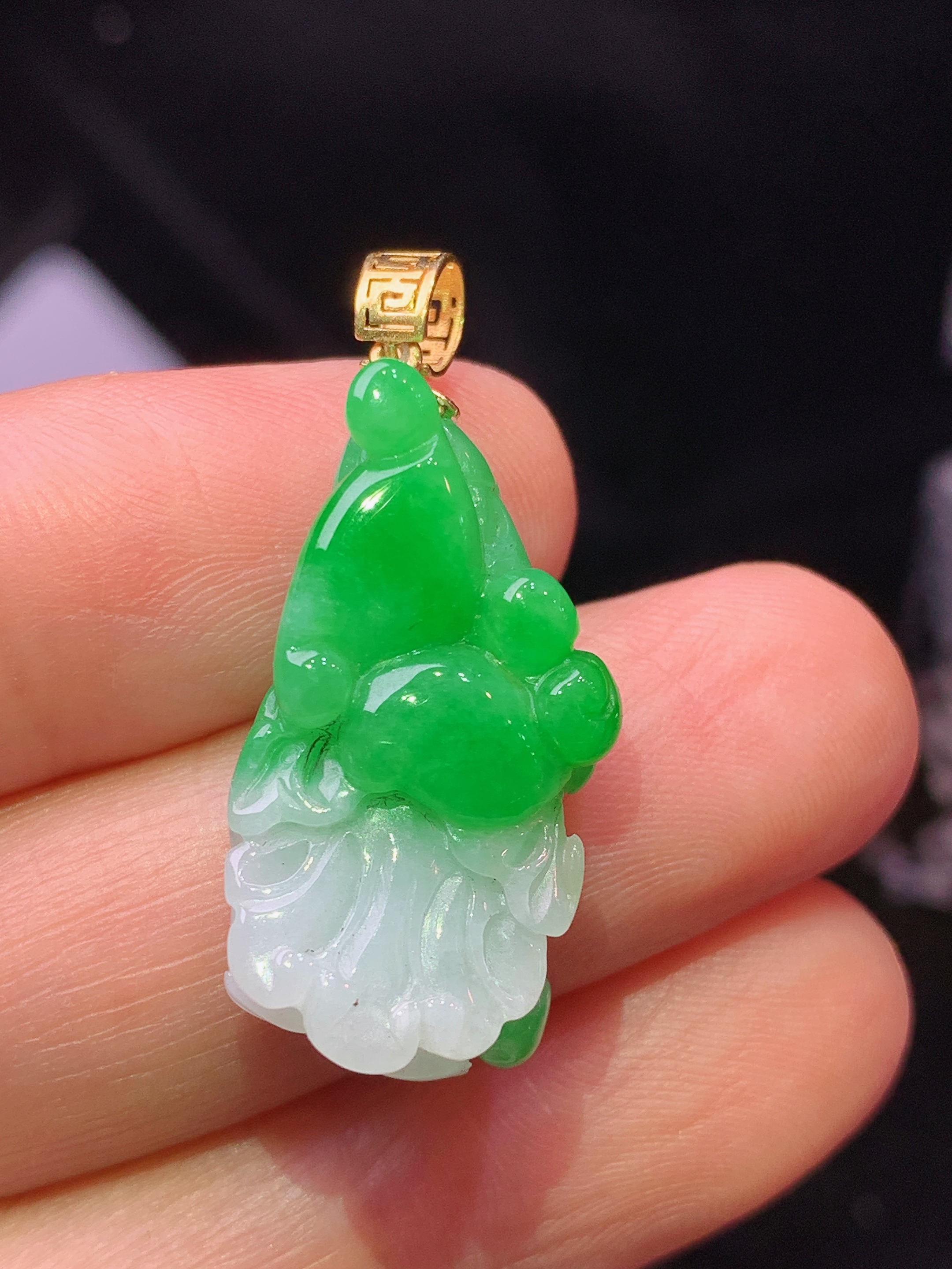 18k金镶嵌飘绿白菜吊坠 玉质细腻 色泽艳丽清新 水润亮眼 整体尺寸30.8*12.8*6.6z1