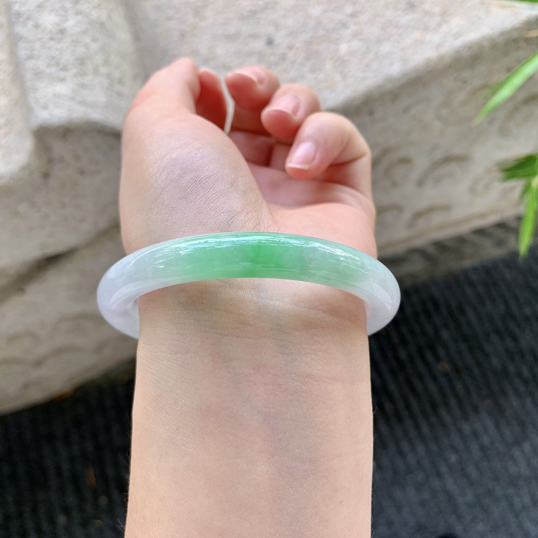 圆条52 53，圈口53/8.3/8.3，编码FL072763，糯冰椿彩，种老，细腻，打灯有纹线