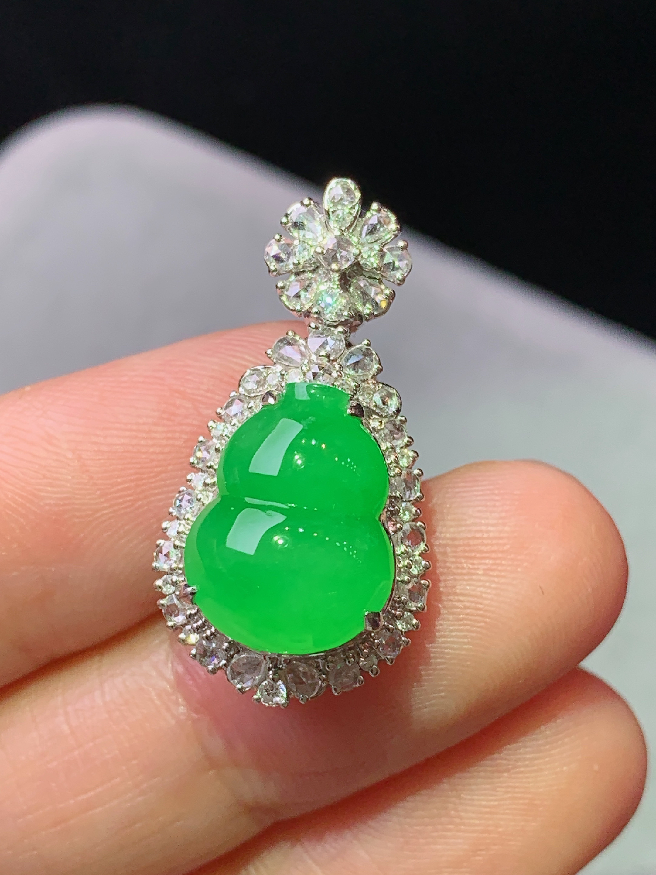 18k金钻镶嵌阳绿葫芦吊坠 玉质细腻 色泽艳丽清新 水润亮眼 整体尺寸27*14*11.5 h2