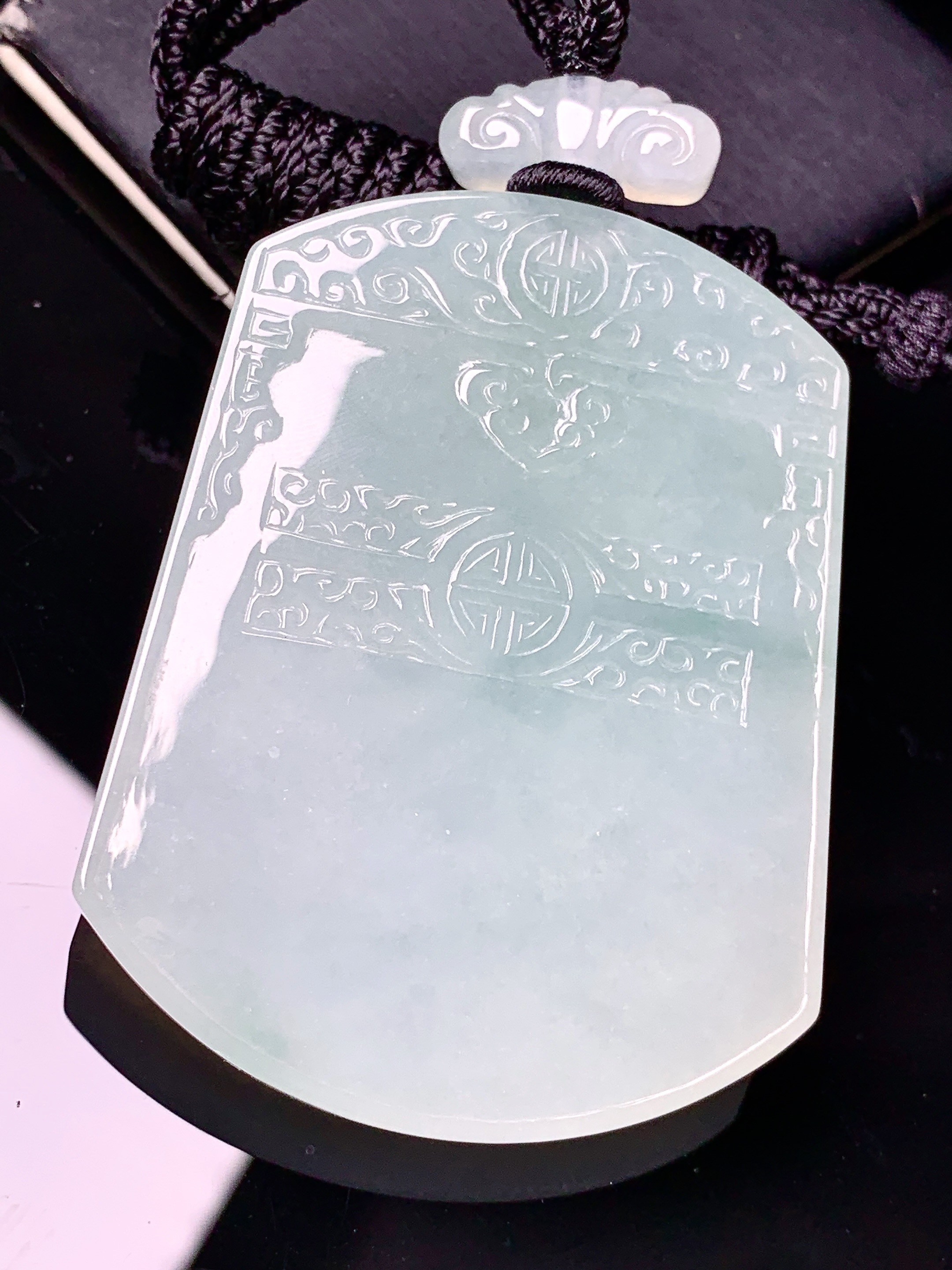 飘花无事牌吊坠 玉质细腻 色泽艳丽清新 水润亮眼 整体尺寸55.6*42.6*6L1