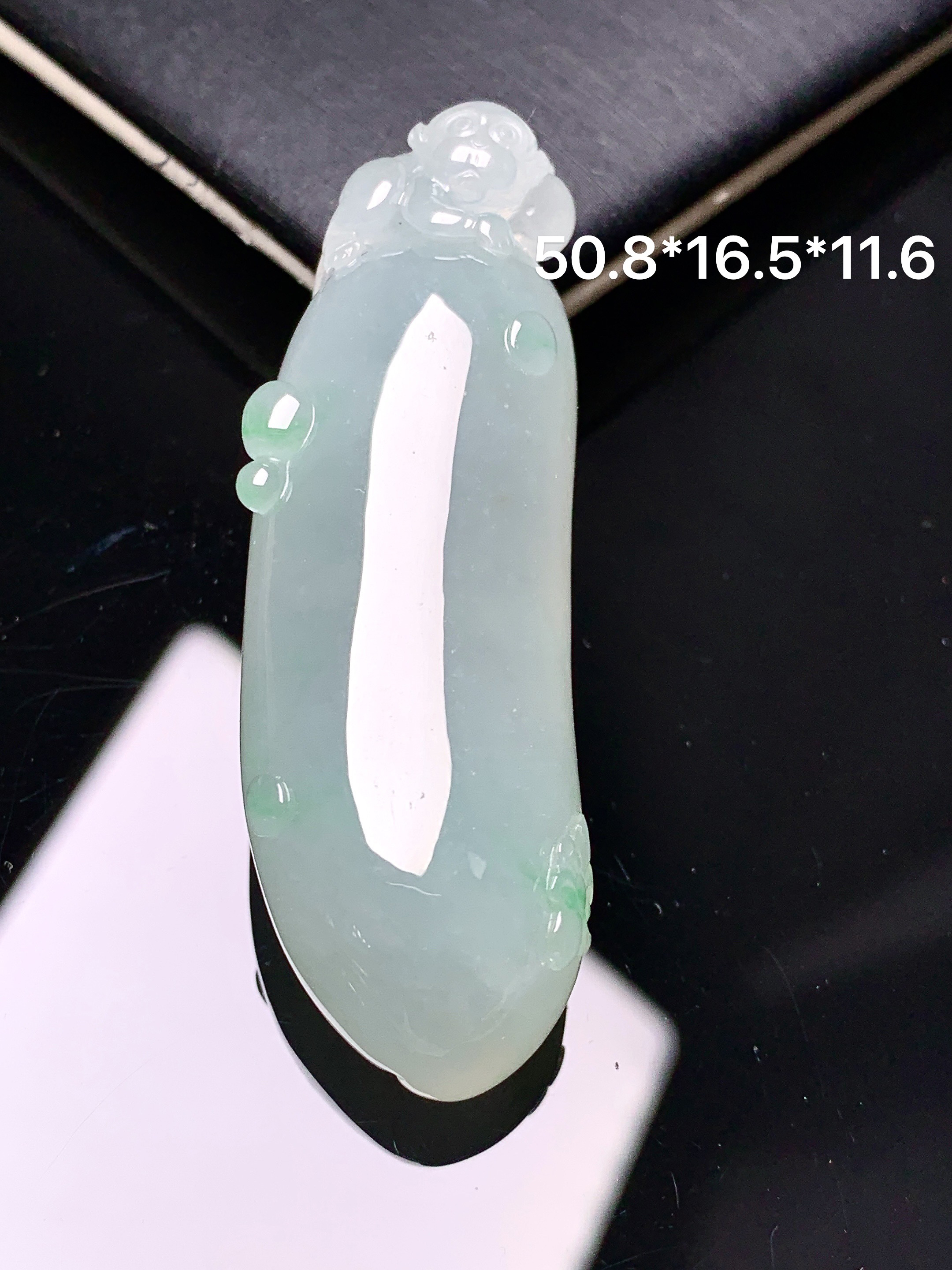 冰种福瓜吊坠 玉质细腻 色泽艳丽清新 水润亮眼 整体尺寸50.8*16.5*11.6f4