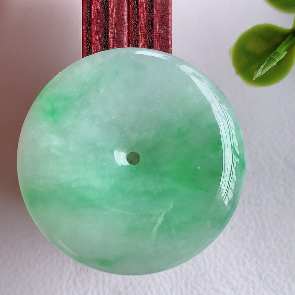 冰润飘绿平安扣吊坠，厚装饱满，冰润剔透，细腻水足，种质润泽，飘花灵动，佩戴优雅大气，W415.2   尺寸：33.2-4.8mm