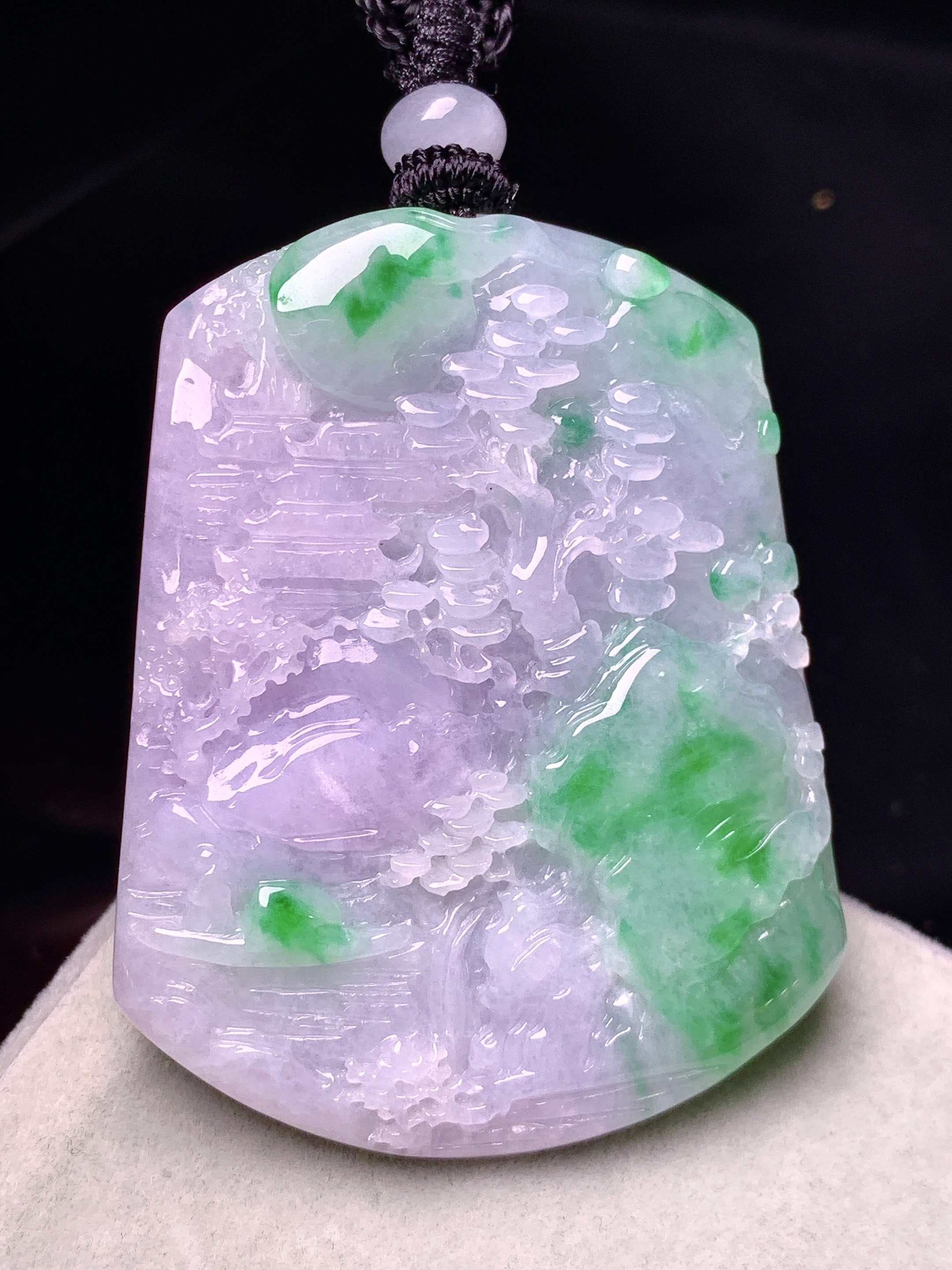 淡紫罗兰飘绿山水牌子吊坠 玉质细腻 色泽艳丽清新 水润亮眼 整体尺寸47.7*37.5*5.2w1