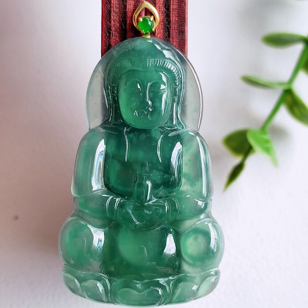 18k金扣蓝冰精雕观音吊坠，法相端庄大气，工艺精湛，种色浓郁，细腻饱满冰润，种老水足，收藏佳品，佩戴