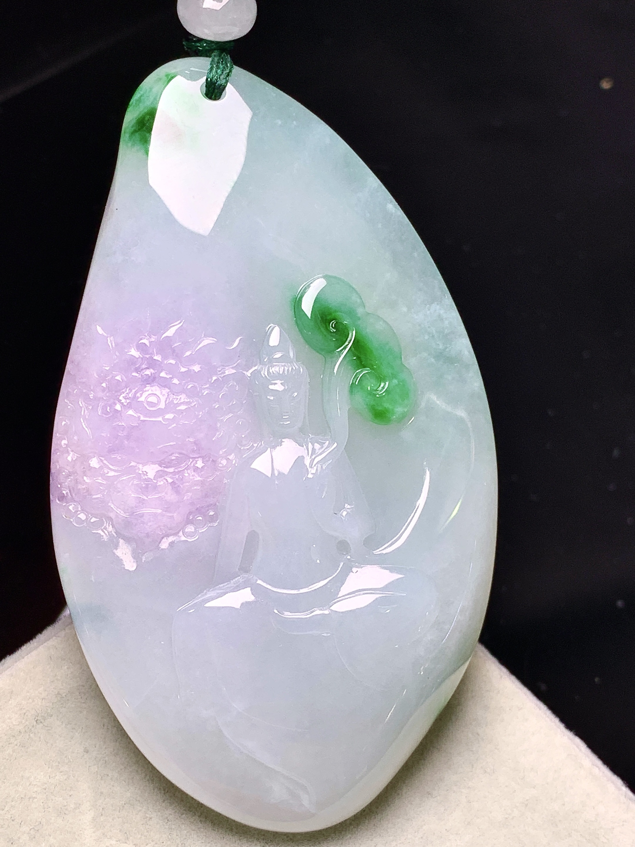 飘绿普贤观音菩萨吊坠 玉质细腻 色泽艳丽清新 水润亮眼 整体尺寸65*37.5*9w1