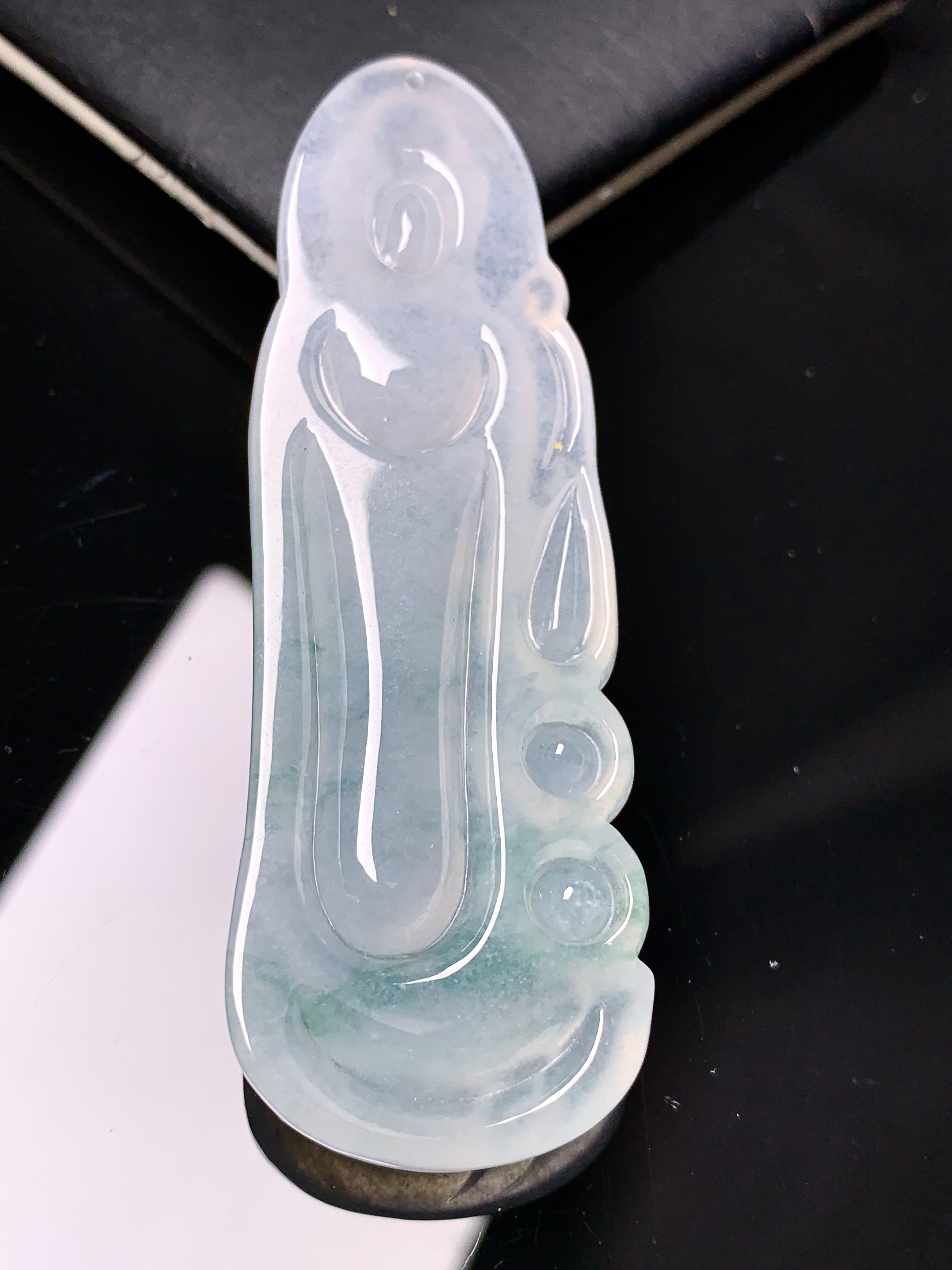 飘绿观音菩萨吊坠 玉质细腻 色泽艳丽清新 水润亮眼 整体尺寸68*23*6.8f4
