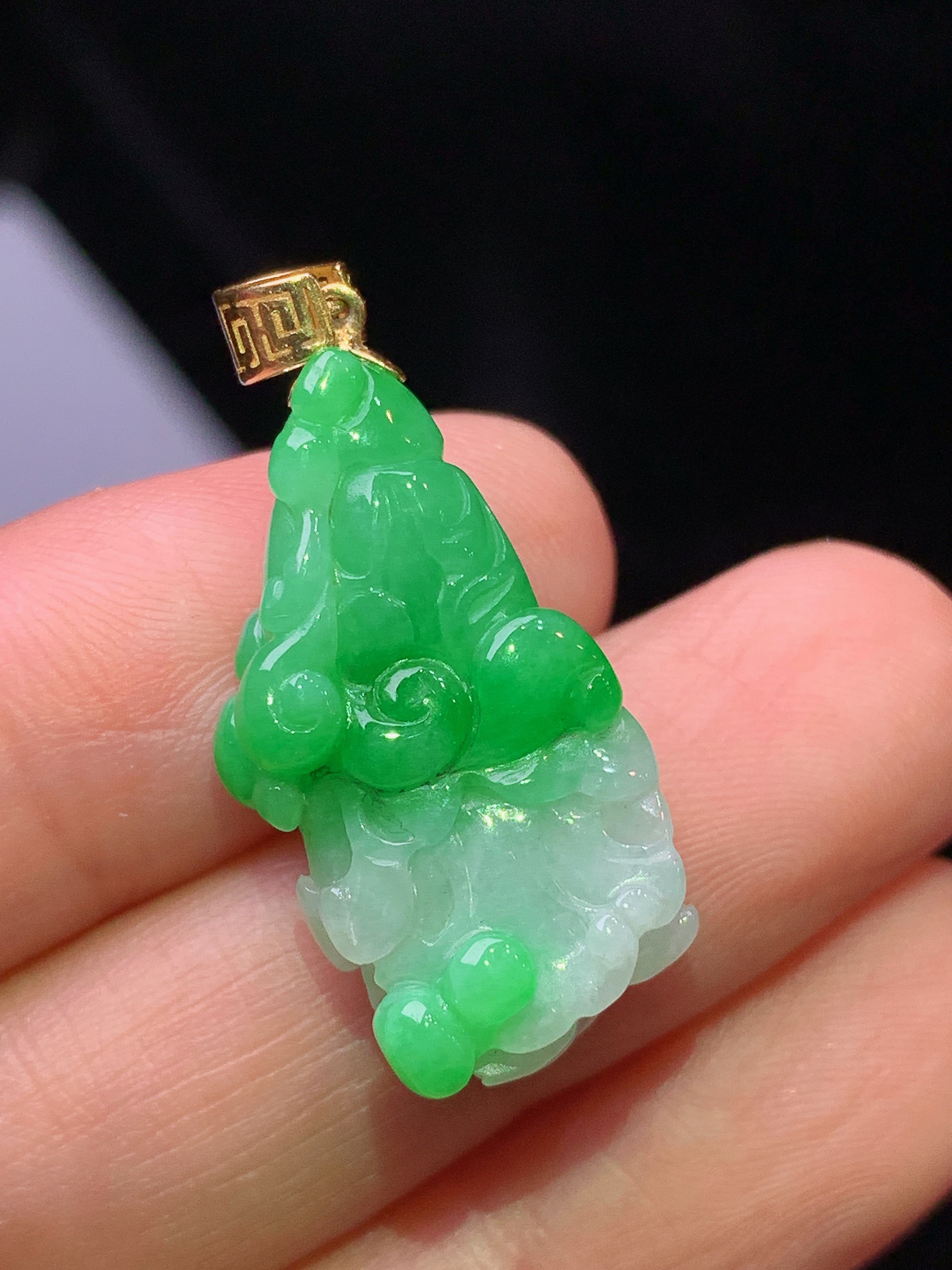18k金镶嵌飘绿白菜吊坠 玉质细腻 色泽艳丽清新 水润亮眼 整体尺寸30.8*12.8*6.6z1