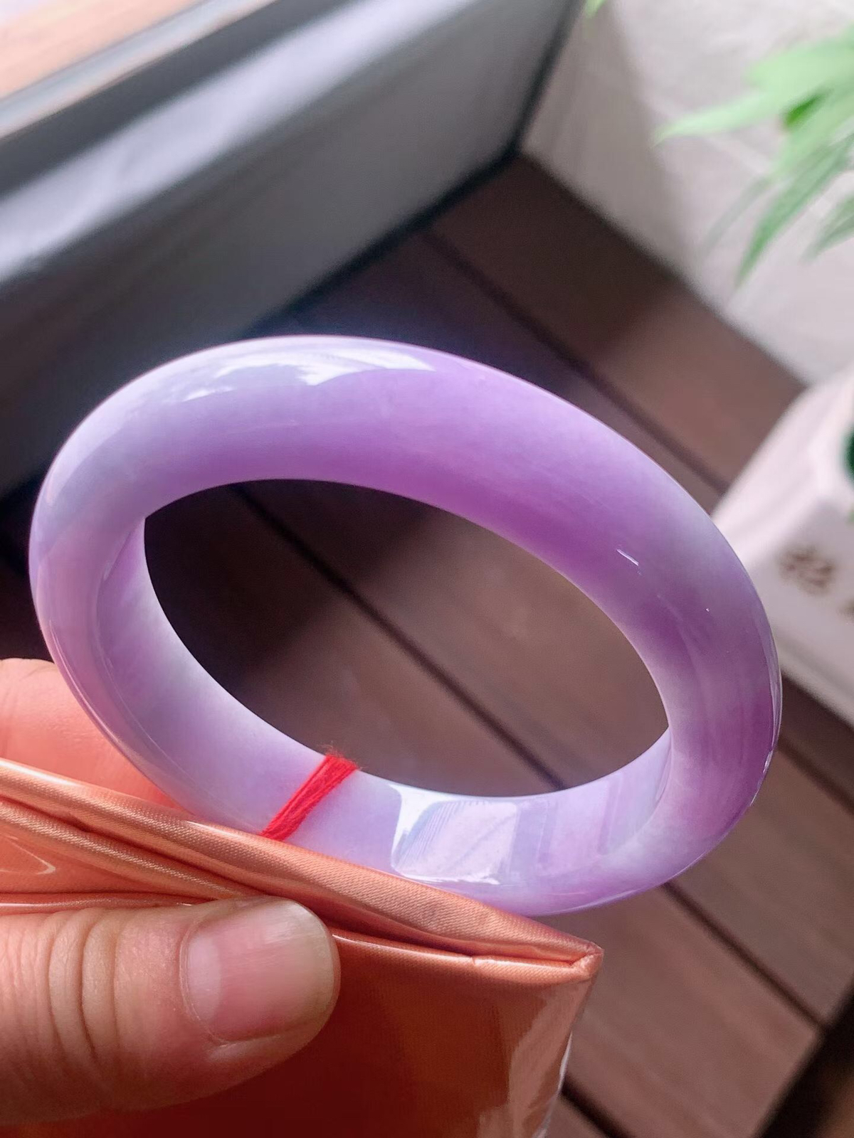 【翡翠名称】老坑种紫罗兰56正圈口手镯
【翡翠尺寸】56/12.6/8.9mm适合55-57正圈口佩戴
【翡翠描述】宝贝种老水足，玉质细腻，色泽靓丽，性价比高，佩戴效果好！
【其它赠送】权威证书/精美挂绳盒子/支持全国复检