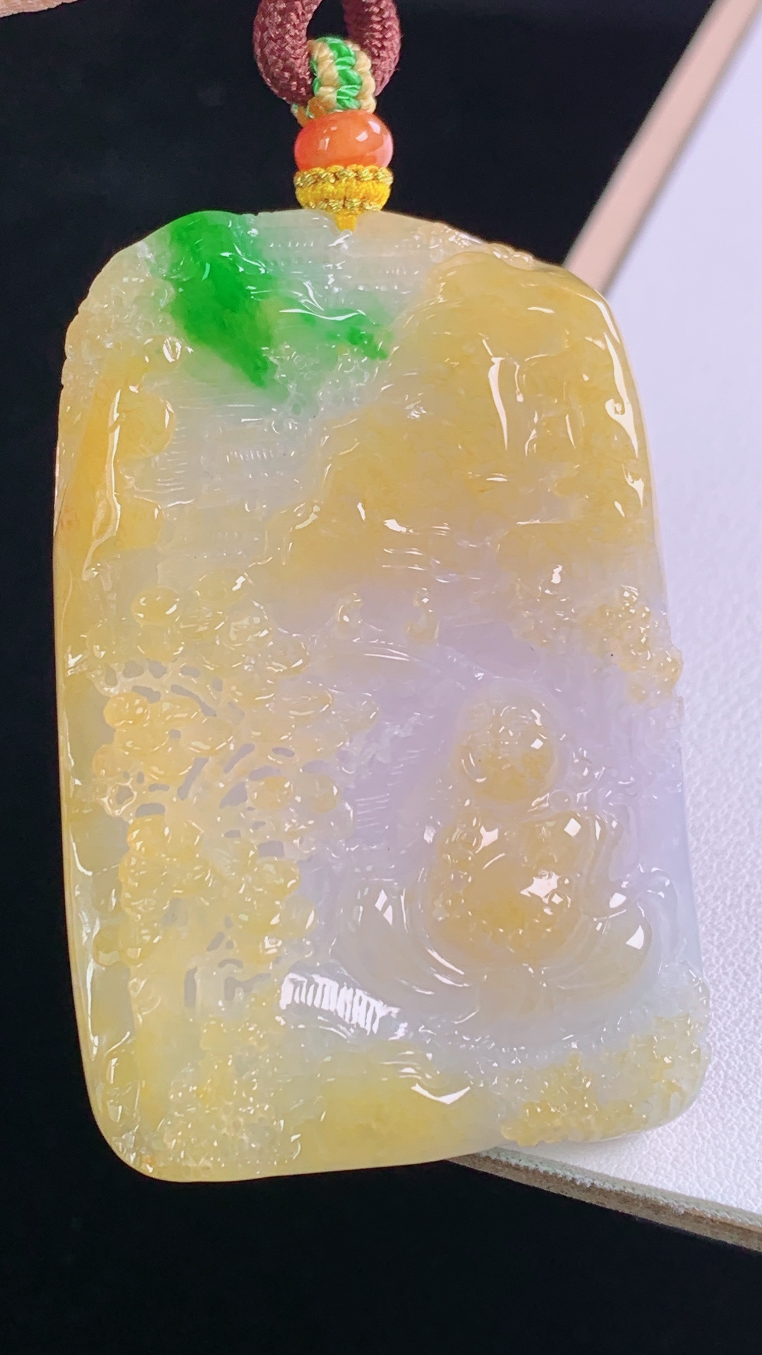 ️三彩山水佛牌，色彩丰富，雕工精湛，无裂，尺寸66.0/60.8/8.2mm，编号30