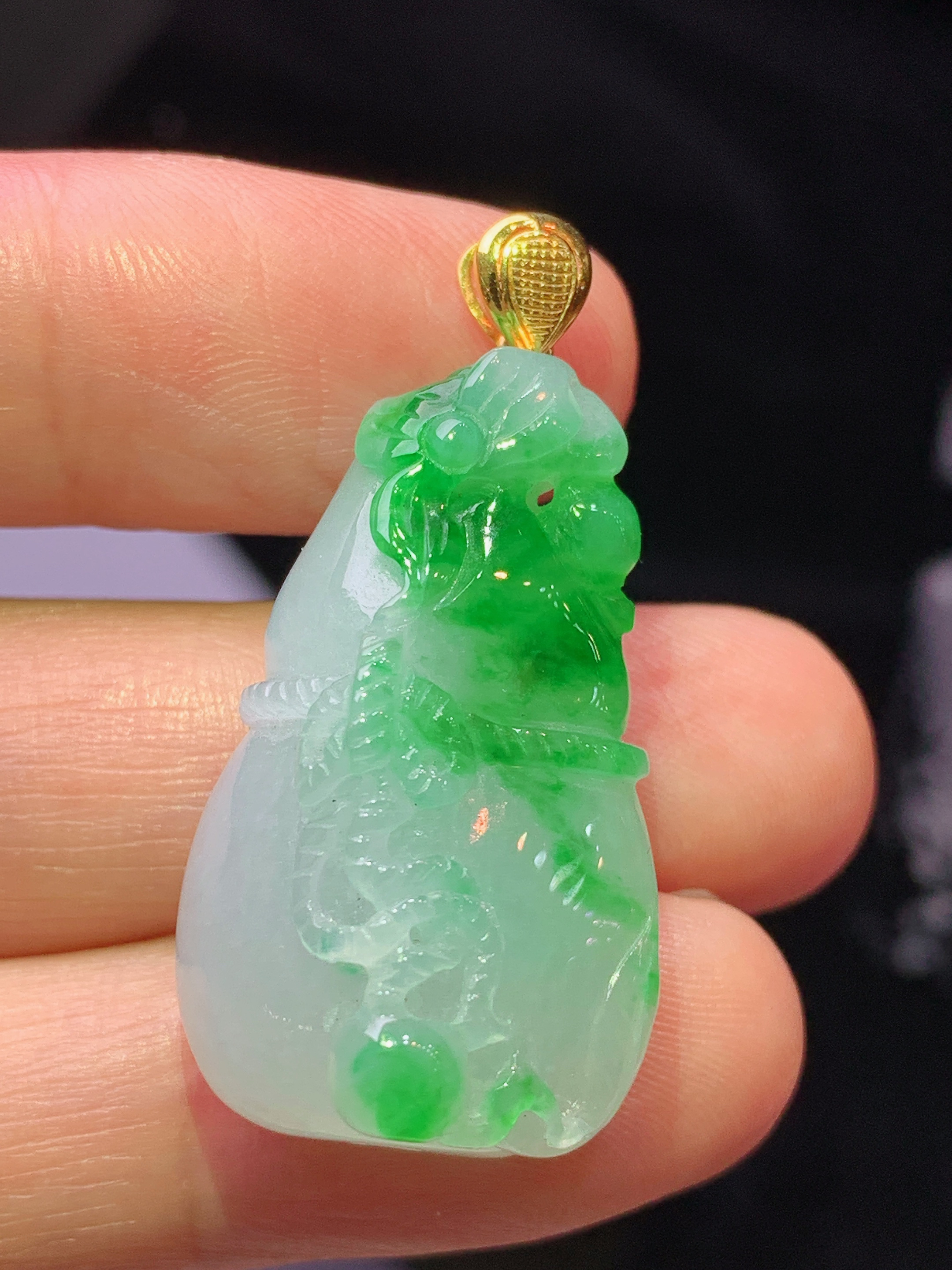 18k金镶嵌飘绿仿古葫芦吊坠 玉质细腻 色泽艳丽清新 水润亮眼 整体尺寸35.8*17.7*12a5