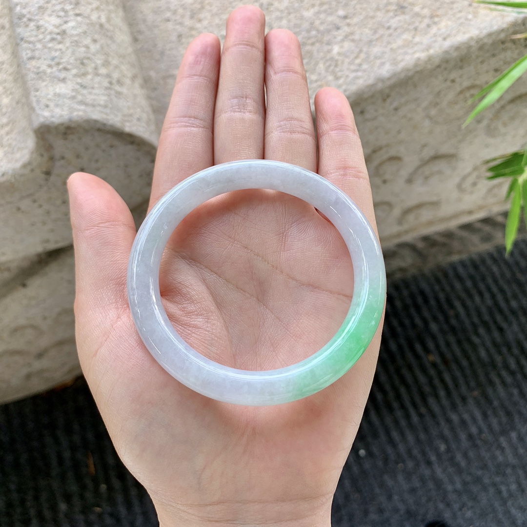 圆条52 53，圈口53/8.3/8.3，编码FL072763，糯冰椿彩，种老，细腻，打灯有纹线