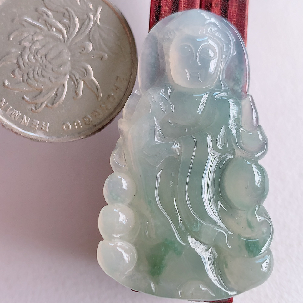 冰润精雕飘花观音吊坠，法相端庄大气，工艺精湛，种色浓郁，细腻饱满冰润，种老水足，收藏佳品，佩戴大气  W03.2   尺寸：39.5-23-4.8mm
