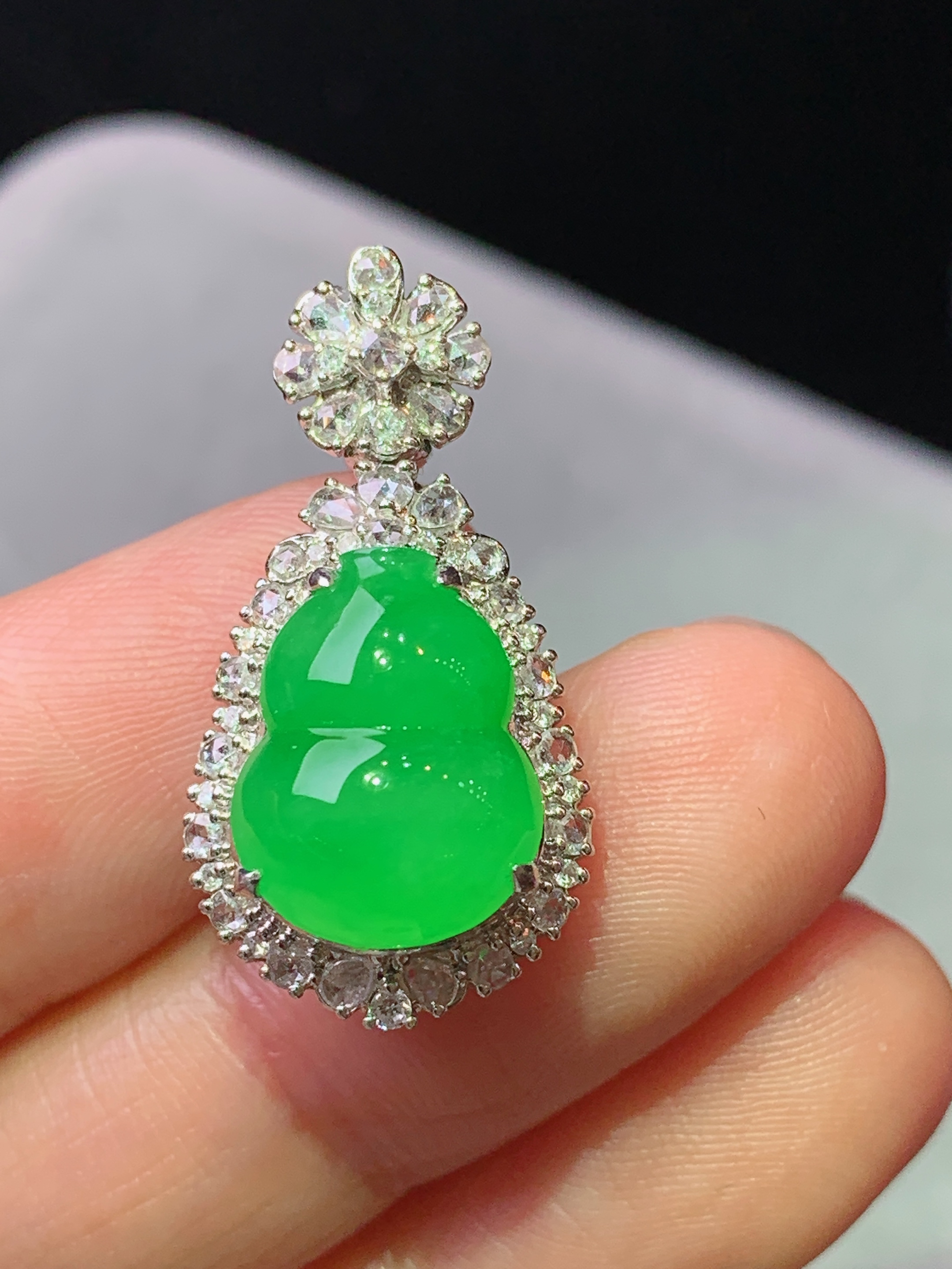 18k金钻镶嵌阳绿葫芦吊坠 玉质细腻 色泽艳丽清新 水润亮眼 整体尺寸27*14*11.5 h2