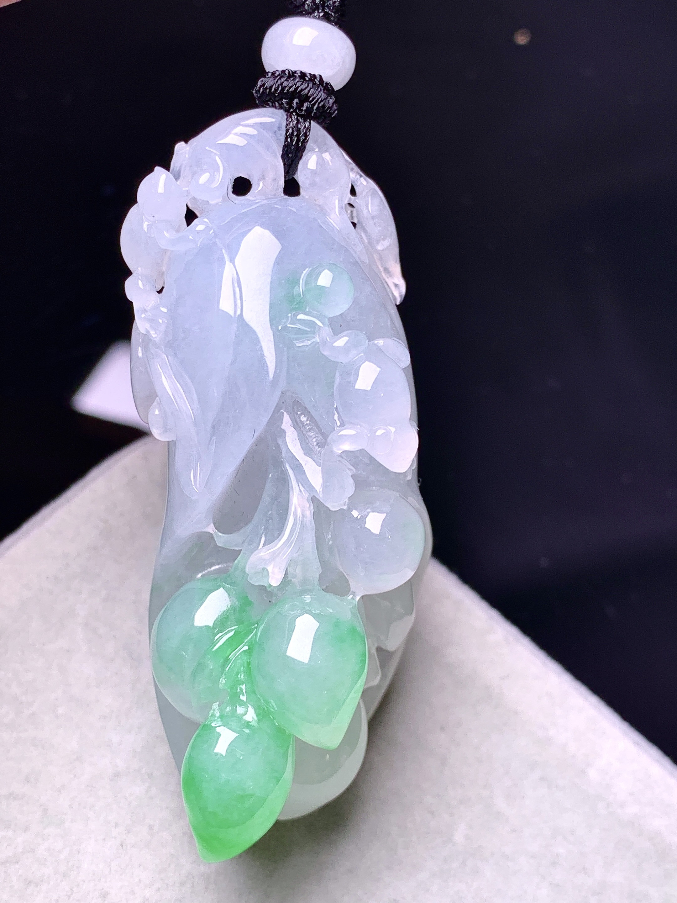飘绿花开富贵吊坠 玉质细腻 色泽艳丽清新 水润亮眼 整体尺寸52*20*20w1