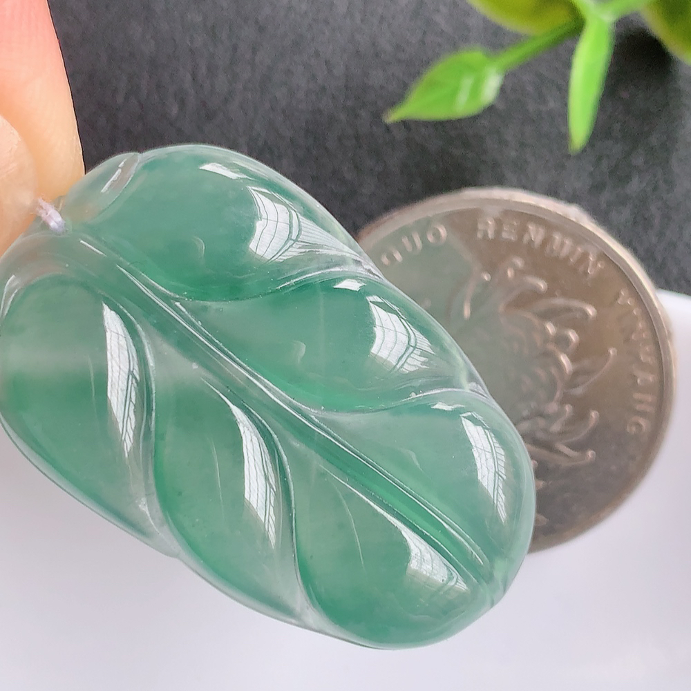 蓝冰金枝玉叶翡翠吊坠  老种起胶感  飘花灵动  寓意“金枝玉叶，大业有成，一夜成名”  饱满大气，水润通透。W415.2 尺寸：34-21.3-3.8mm