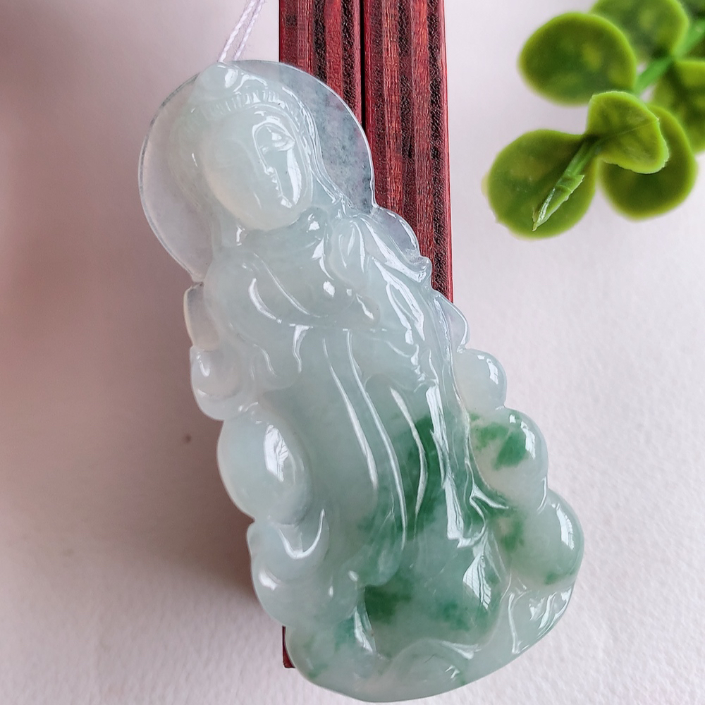 冰润飘花精雕观音吊坠，法相端庄大气，工艺精湛，种色浓郁，细腻饱满冰润，种老水足，收藏佳品，佩戴大气  W415.2   尺寸：52.5-25-5.3mm
