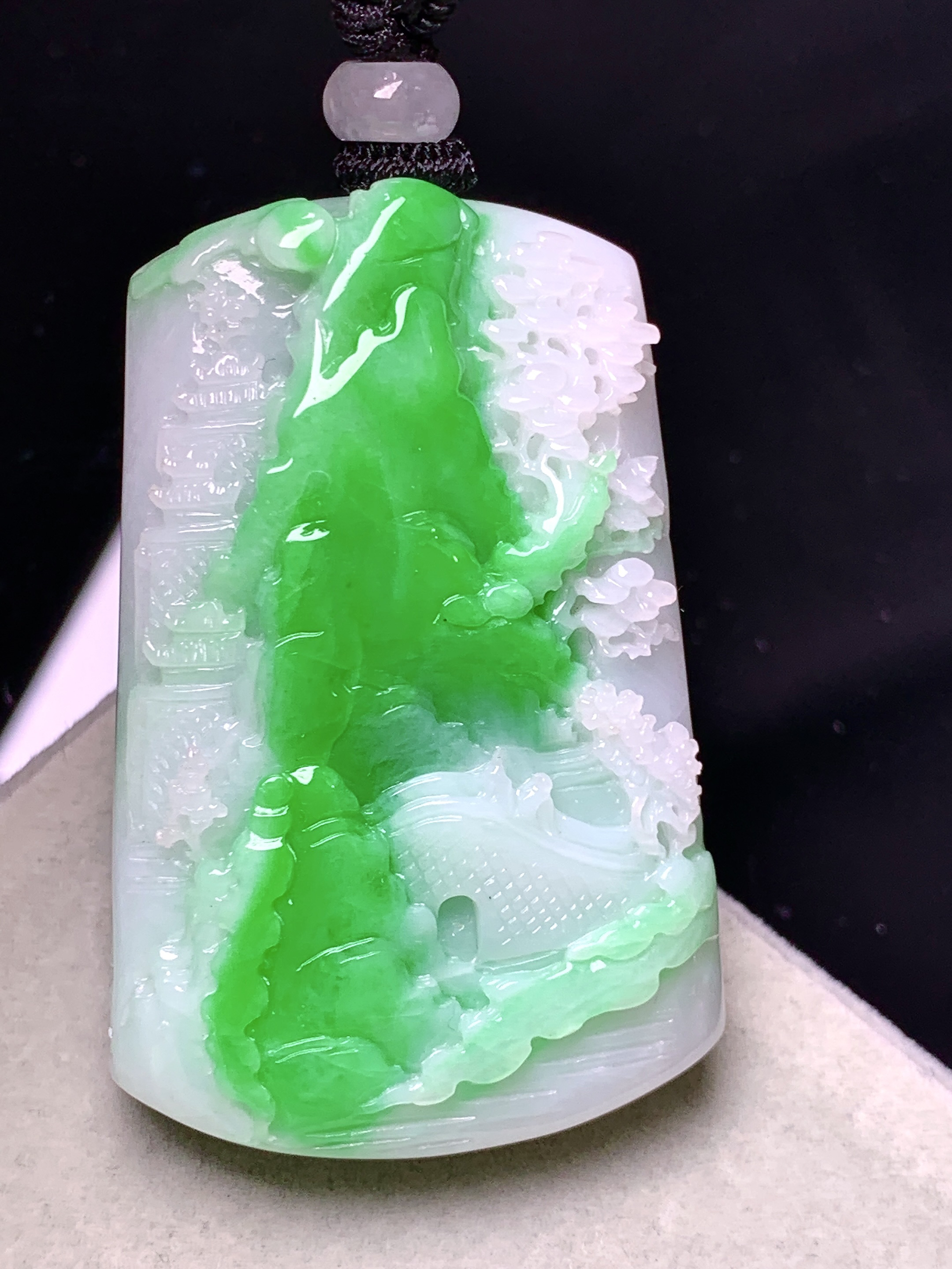 飘阳绿山水牌子吊坠 玉质细腻 色泽艳丽清新 水润亮眼 整体尺寸47.2*30.5*9.8w1