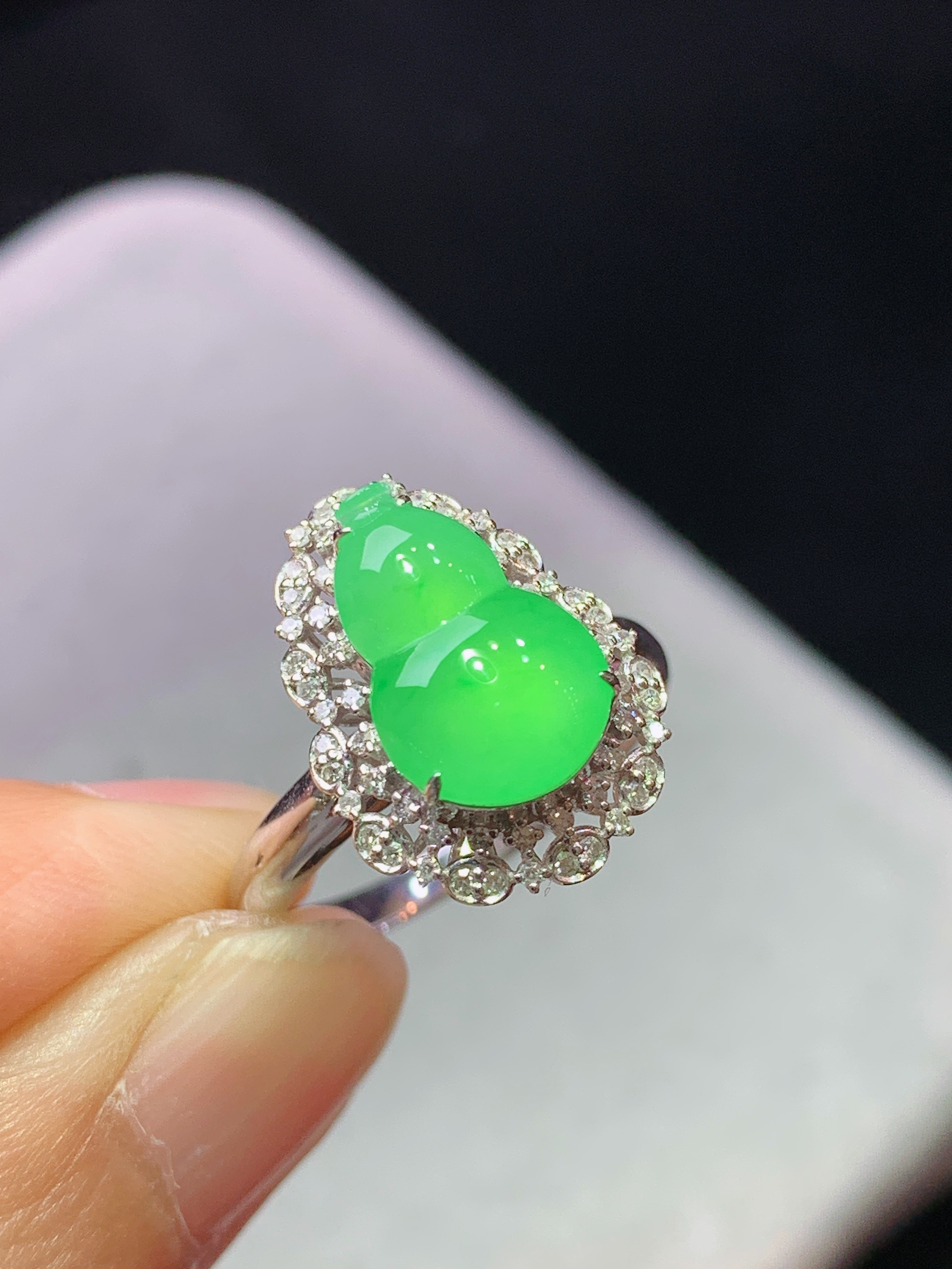 18k金钻镶嵌冰阳绿葫芦戒指 玉质细腻 色泽艳丽清新 水润亮眼 圈口14 整体尺寸16.6*12.2