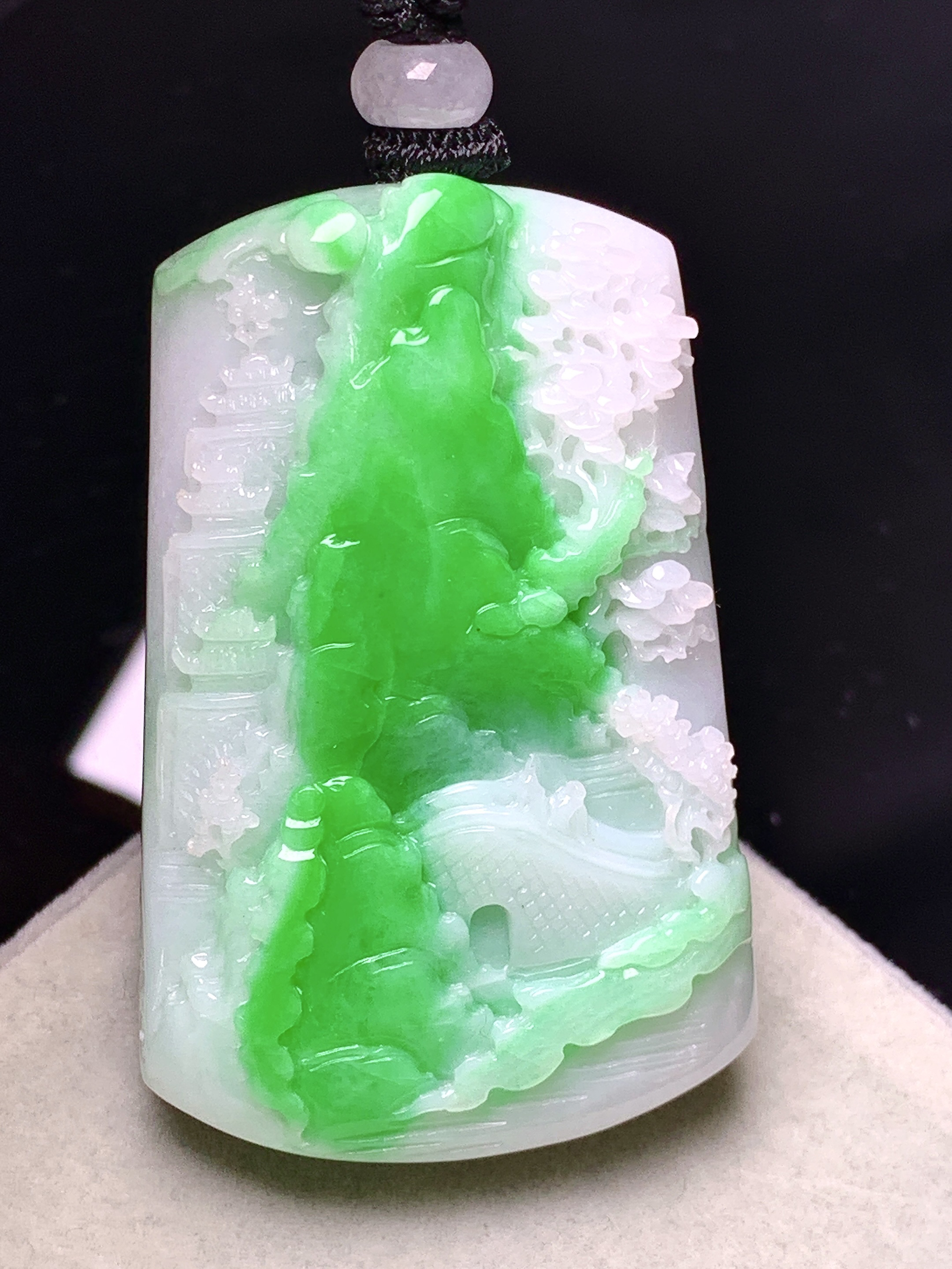 飘阳绿山水牌子吊坠 玉质细腻 色泽艳丽清新 水润亮眼 整体尺寸47.2*30.5*9.8w1