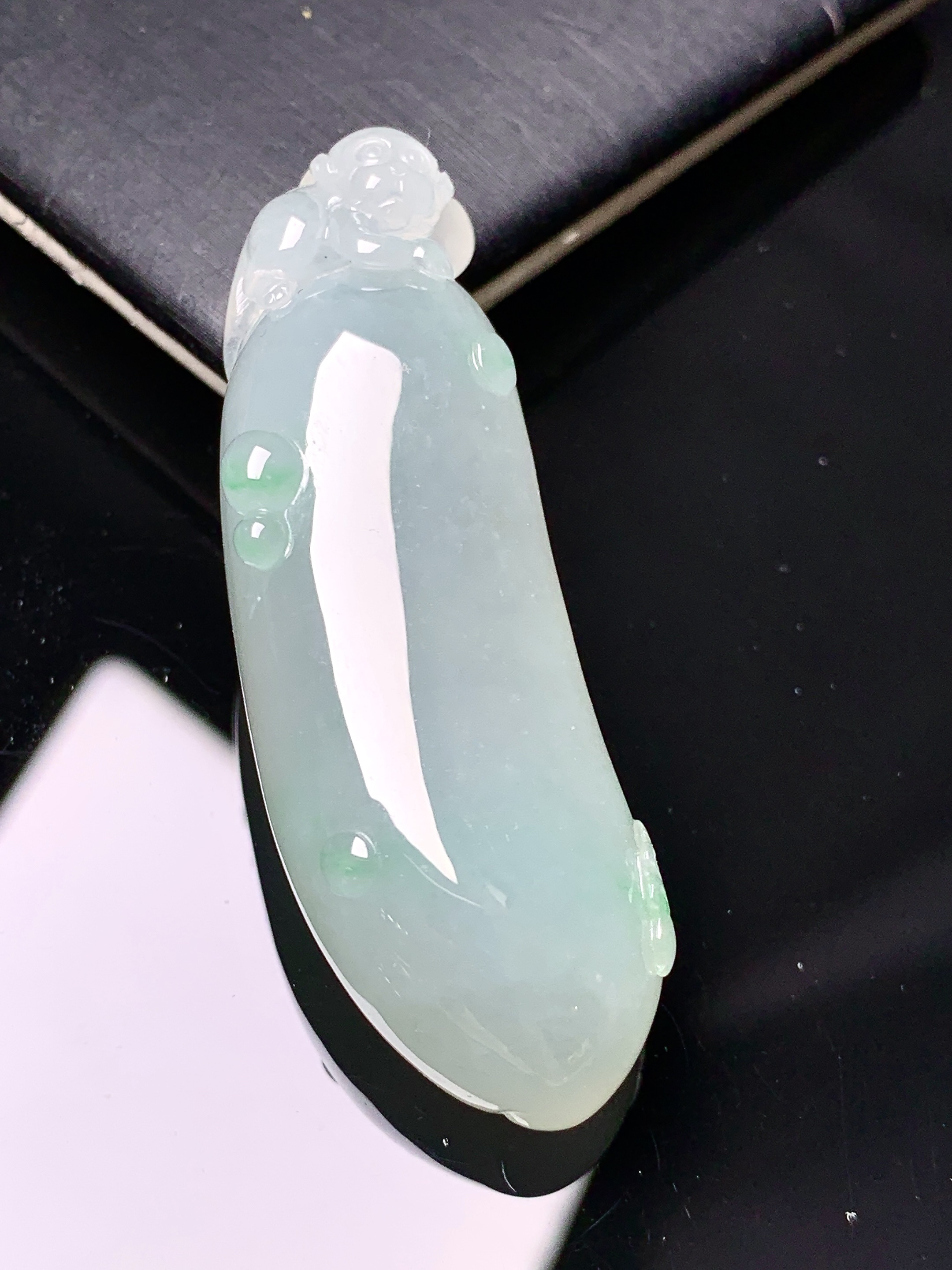 冰种福瓜吊坠 玉质细腻 色泽艳丽清新 水润亮眼 整体尺寸50.8*16.5*11.6f4