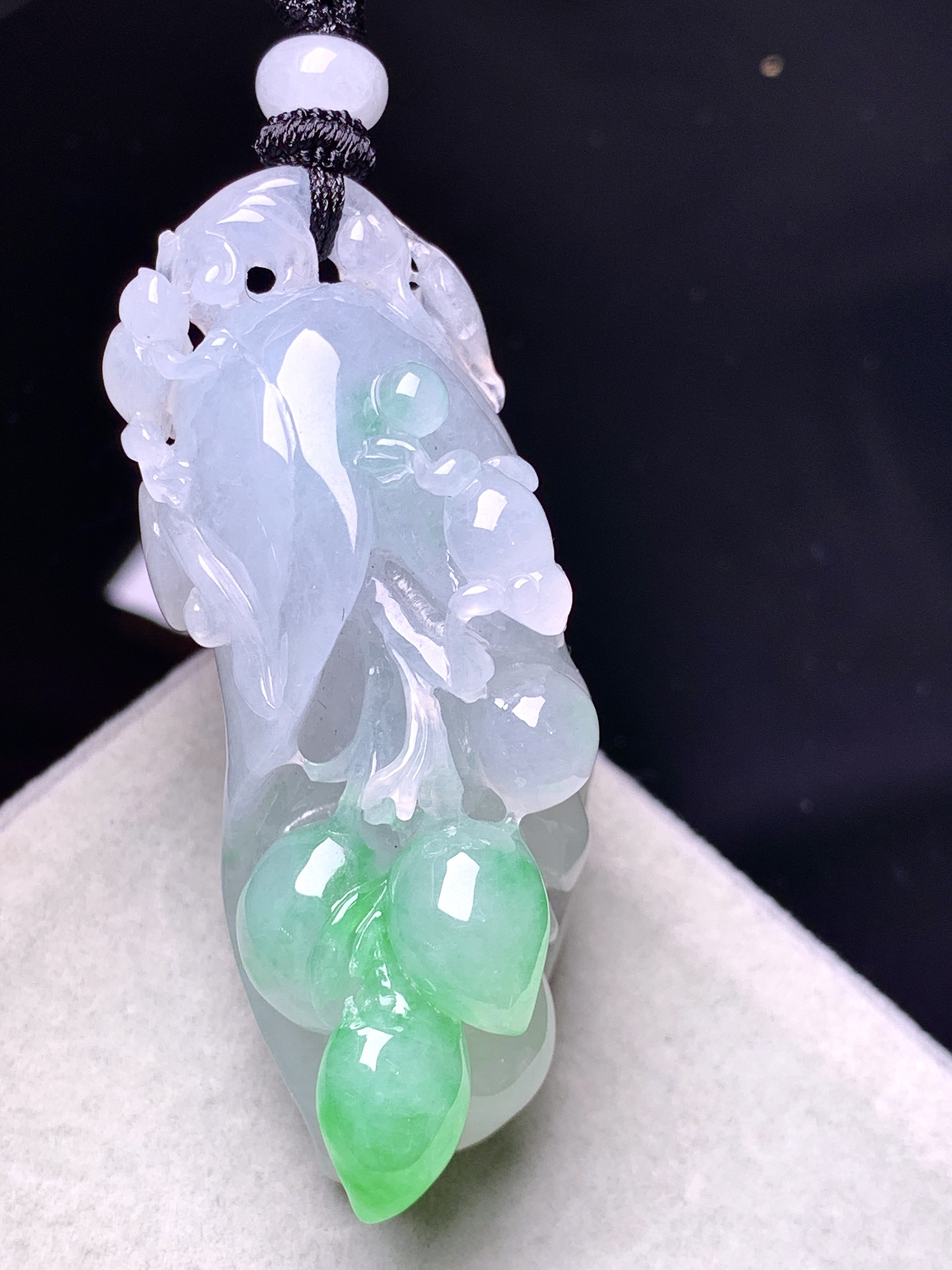 飘绿花开富贵吊坠 玉质细腻 色泽艳丽清新 水润亮眼 整体尺寸52*20*20w1