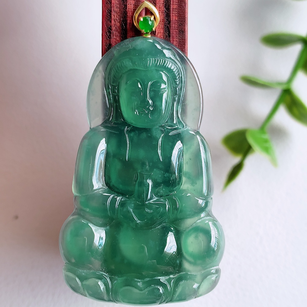 18k金扣蓝冰精雕观音吊坠，法相端庄大气，工艺精湛，种色浓郁，细腻饱满冰润，种老水足，收藏佳品，佩戴大气  W03.2   尺寸：42.5-26-3.6mm