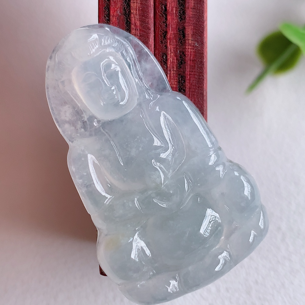 冰润精雕观音吊坠，法相端庄大气，工艺精湛，种色浓郁，细腻饱满冰润，种老水足，收藏佳品，佩戴大气  W