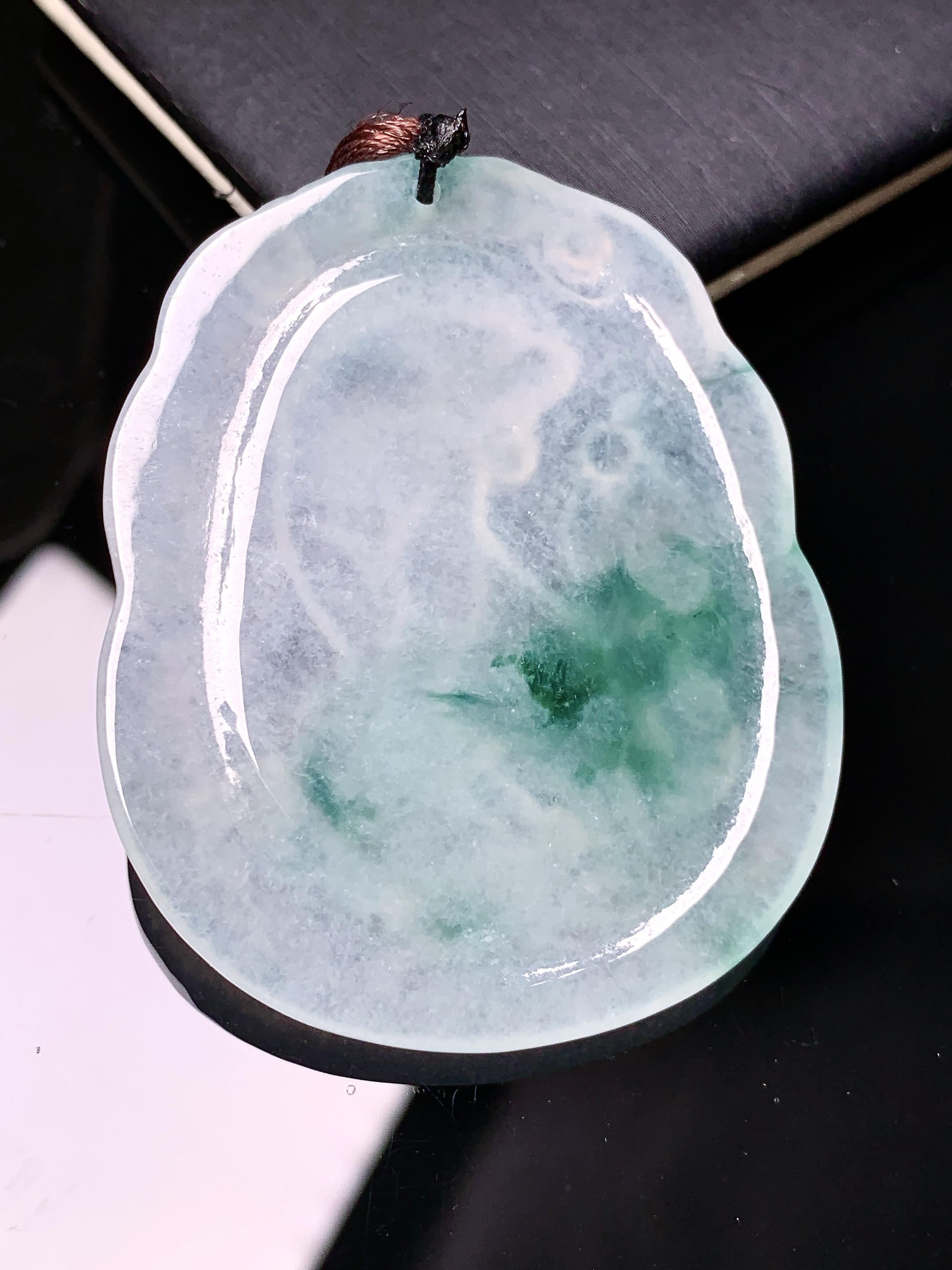 飘花生肖虎吊坠 玉质细腻 色泽艳丽清新 水润亮眼 整体尺寸50*40.5*5.5b2