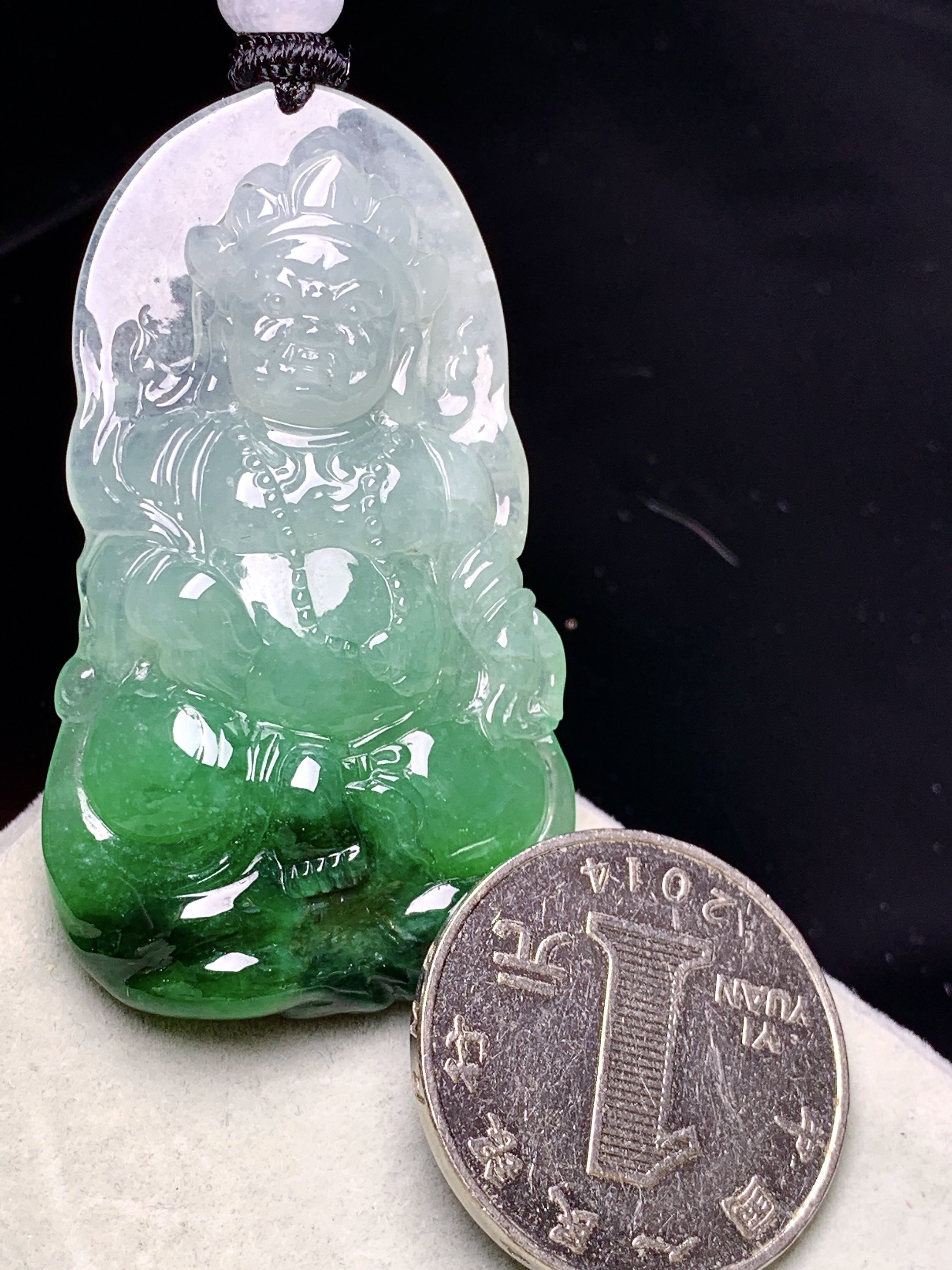 飘绿不动明王吊坠 玉质细腻 色泽艳丽清新 水润亮眼 整体尺寸50.6*29.5*7.8w1