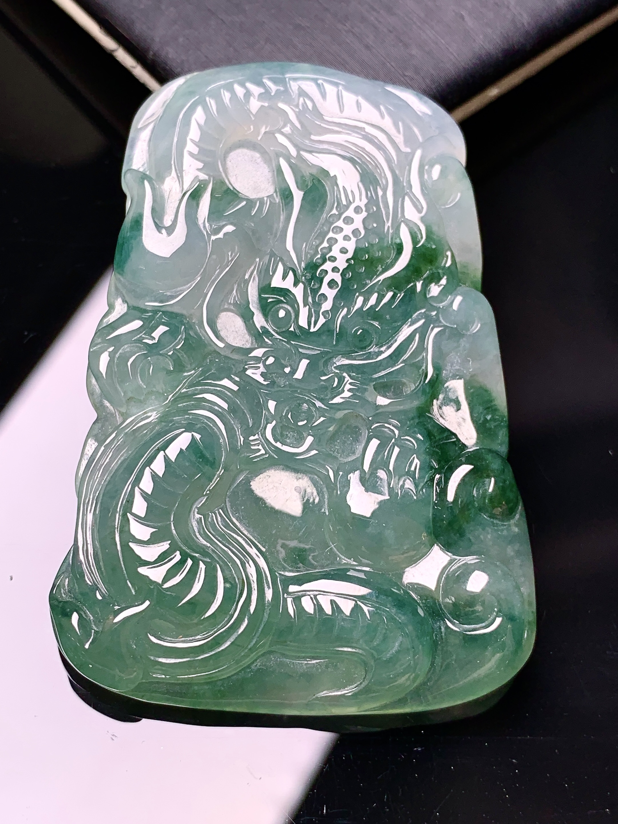 飘绿生肖龙吊坠 玉质细腻 色泽艳丽清新 水润亮眼 整体尺寸50.6*34.8*6.6c1