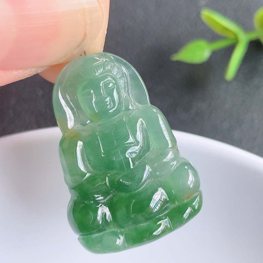 冰润精雕观音吊坠，法相端庄大气，工艺精湛，种色浓郁，细腻饱满冰润，种老水足，收藏佳品，佩戴大气  W