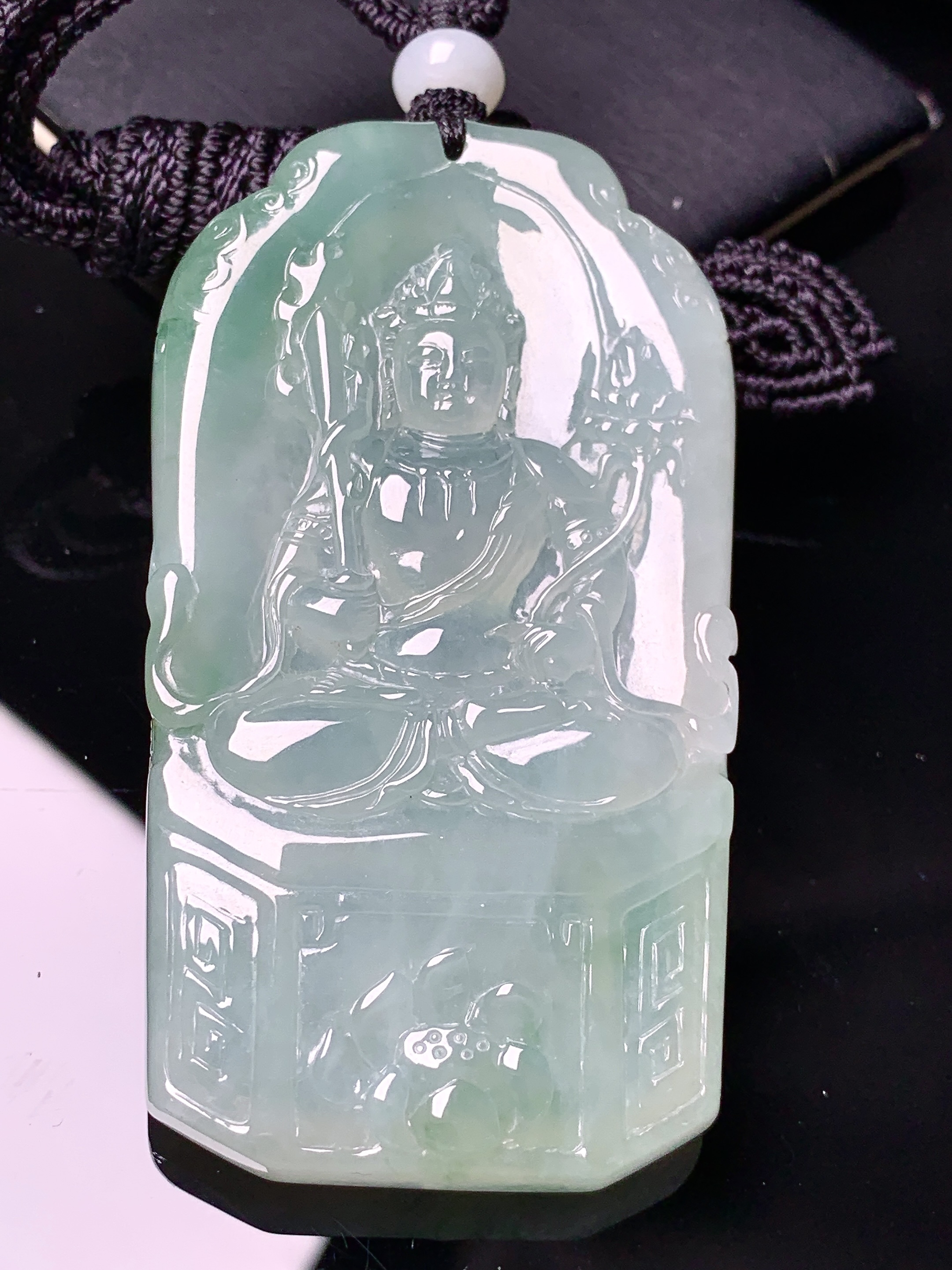 飘绿观音菩萨吊坠 玉质细腻 色泽艳丽清新 水润亮眼 整体尺寸69.8*38.5*6.8L1