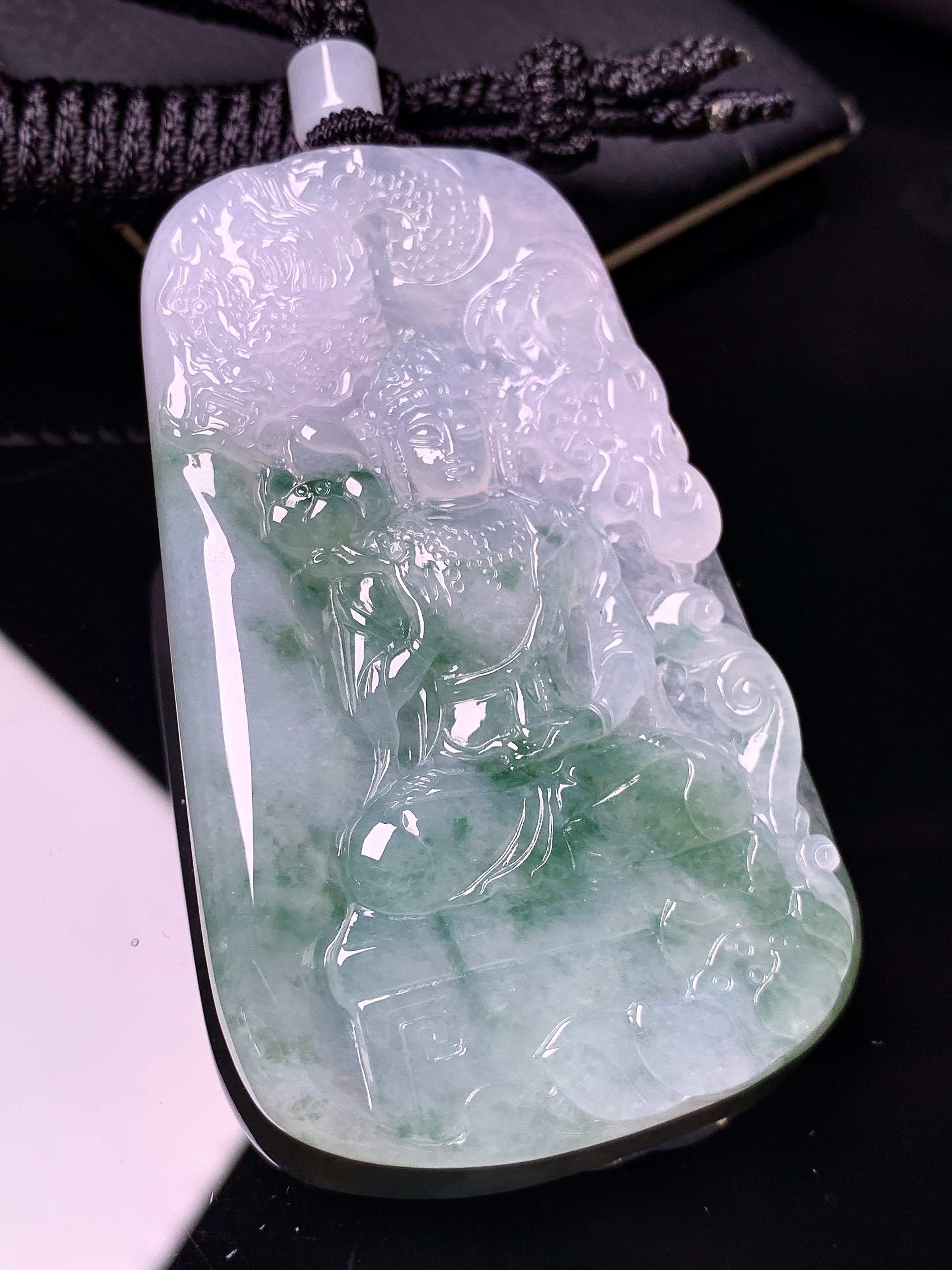 飘绿乘龙观音菩萨吊坠 玉质细腻 色泽艳丽清新 水润亮眼 整体尺寸67.6*40.8*5.8L1