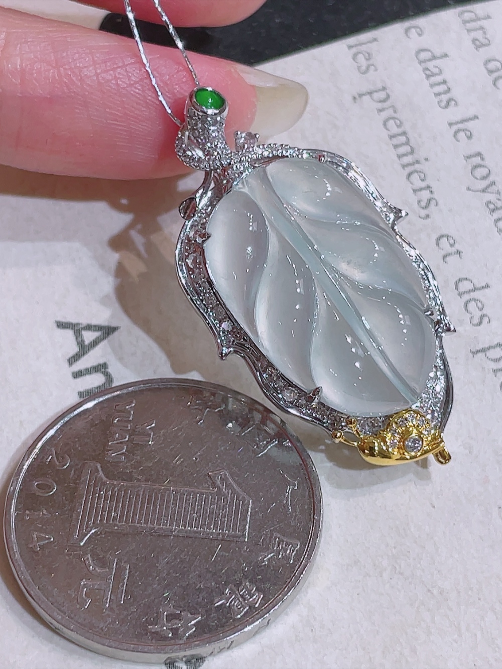 ️2号冰种叶子吊坠，无裂，18k金镶嵌，种水，全景天窗，重金镶嵌，南非钻镶，厚装饱满，金枝玉叶，枝繁叶茂，家大业大，荧光四射，刚性十足，高端大气，性比高36.3/19.8/8.5，裸石22.5/14.6