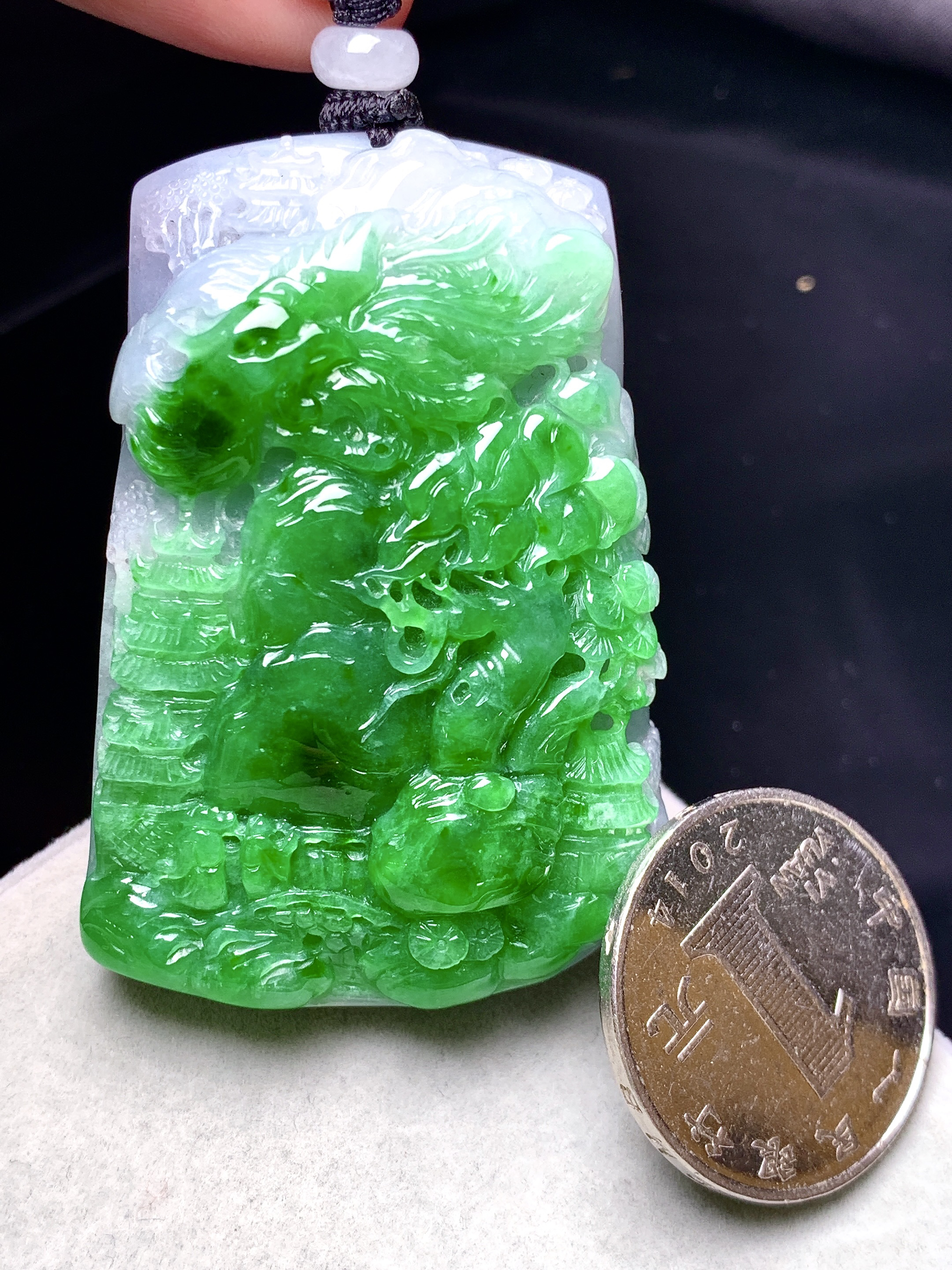 飘绿山水牌子吊坠 玉质细腻 色泽艳丽清新 水润亮眼 整体尺寸54.3*37*15w1