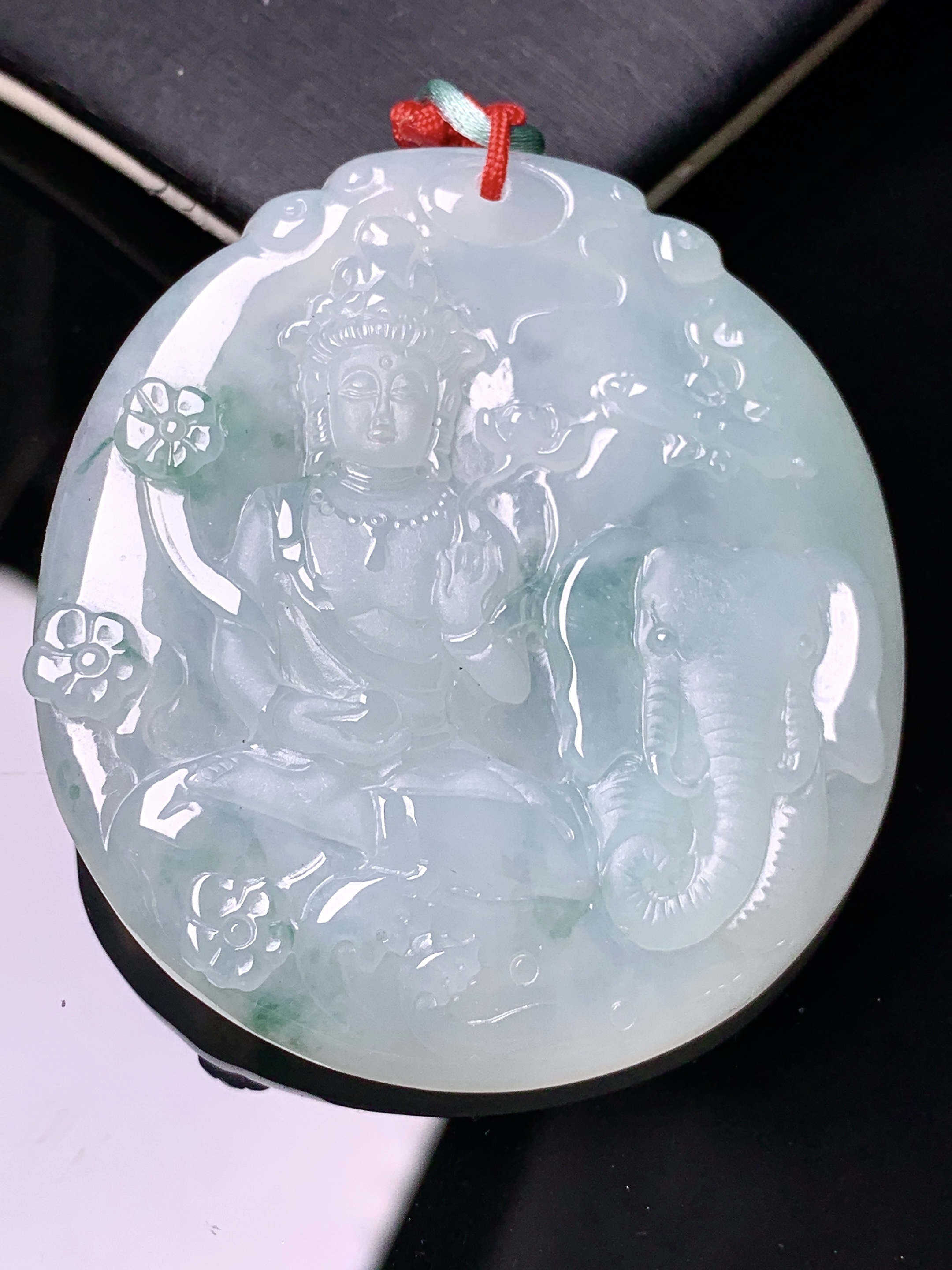 飘绿普贤观音菩萨吊坠 玉质细腻 色泽艳丽清新 水润亮眼 整体尺寸51.3*46.5*5.5b2