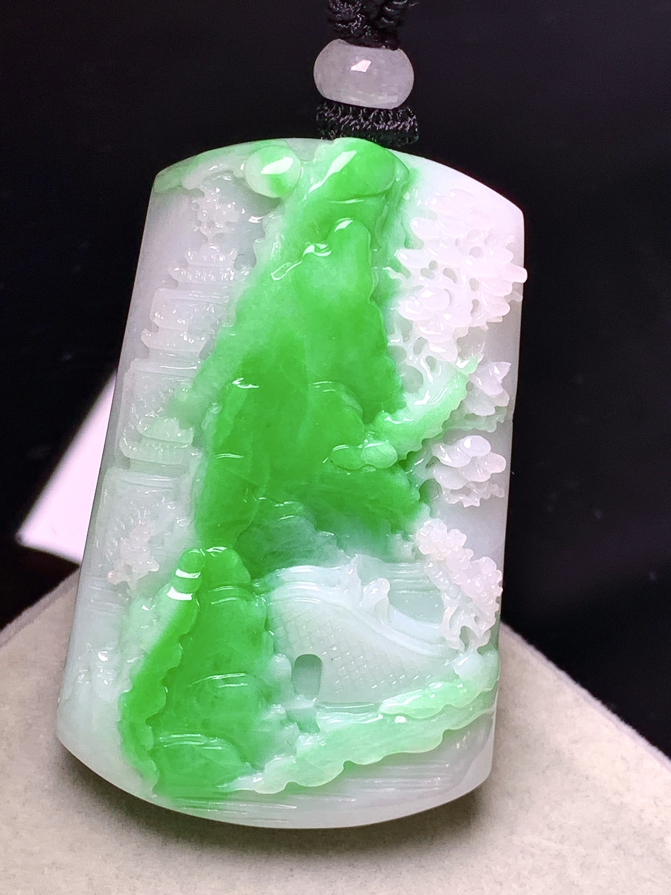 飘阳绿山水牌子吊坠 玉质细腻 色泽艳丽清新 水润亮眼 整体尺寸47.2*30.5*9.8w1